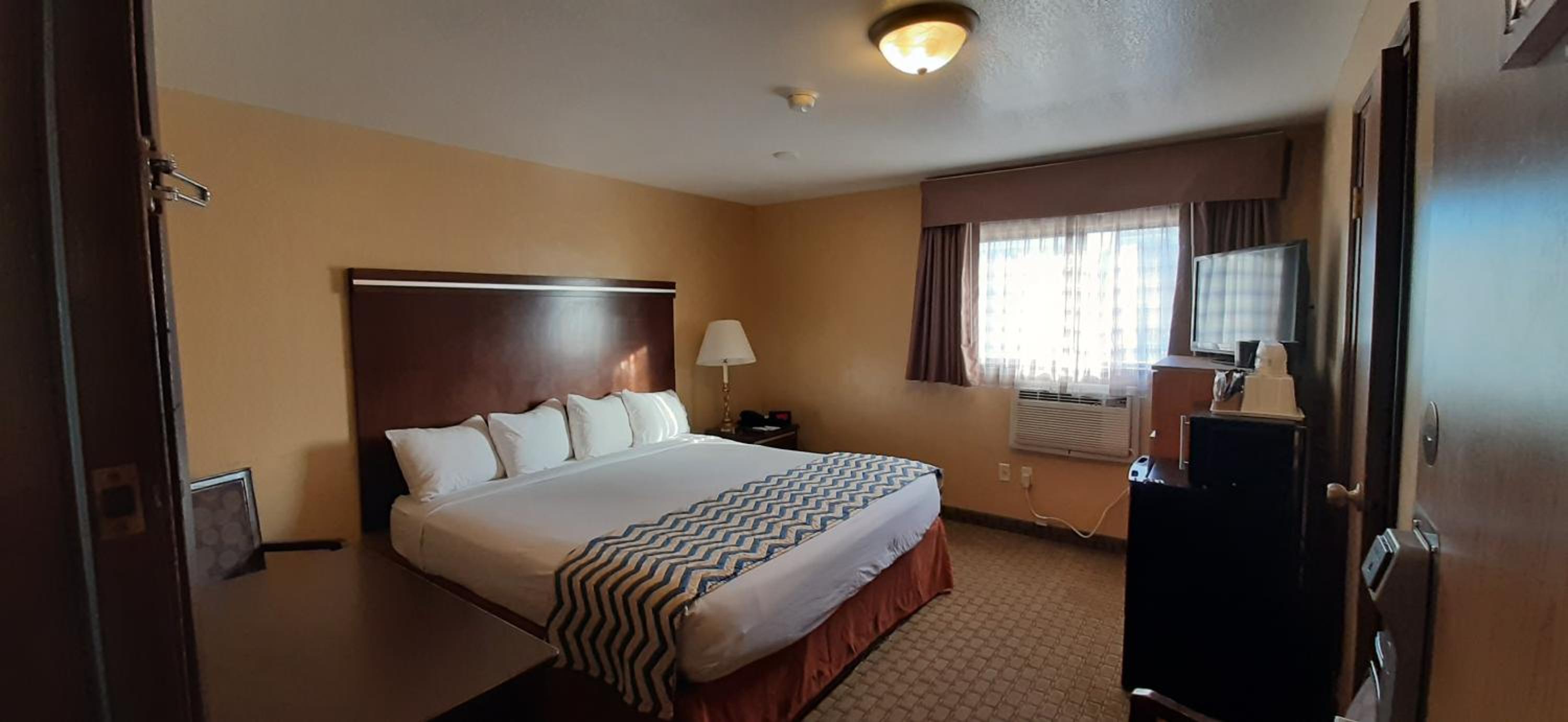 King Room - Non-Smoking - Photo 3