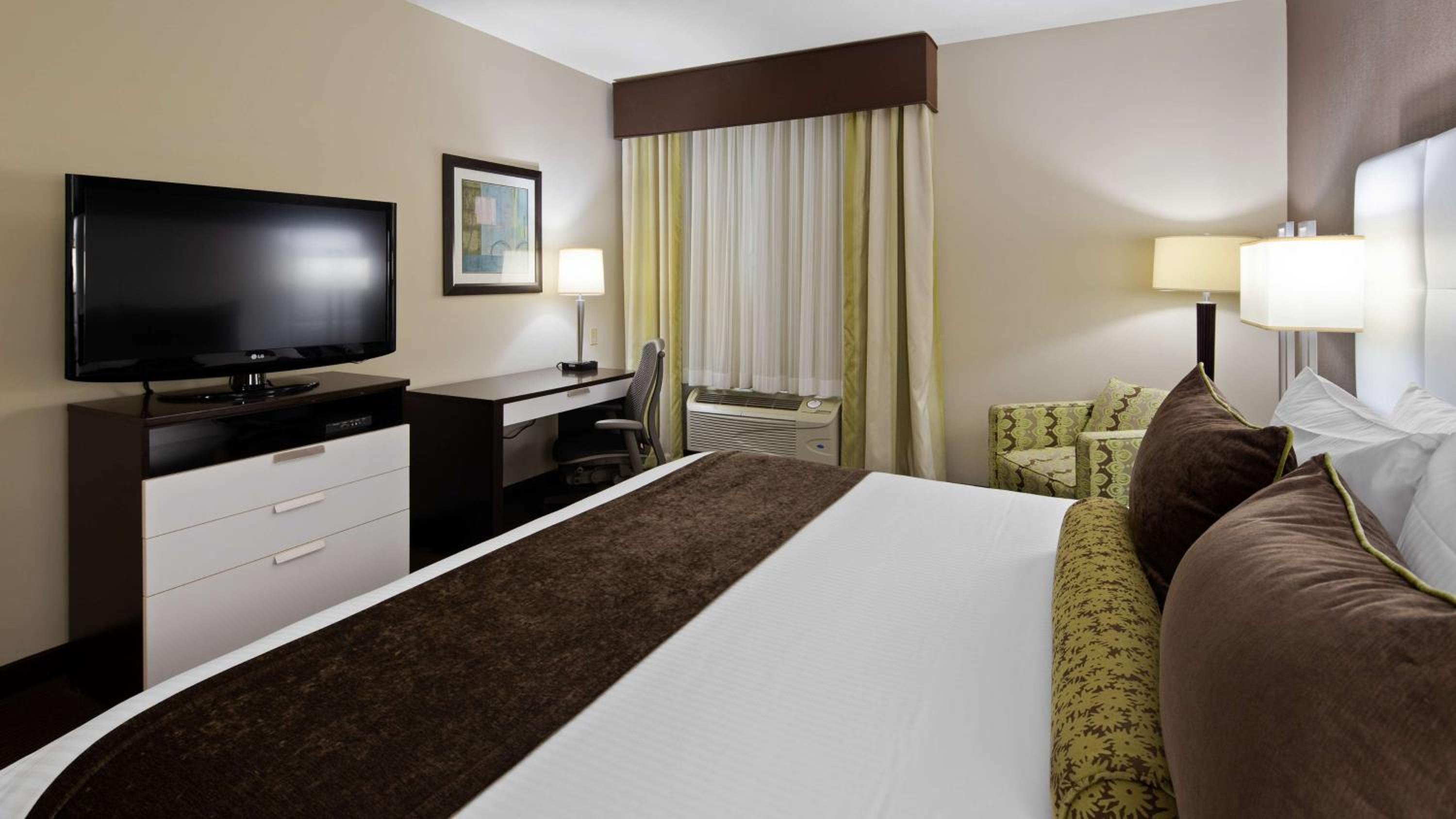 King Room with Roll-In Shower - Disability Access