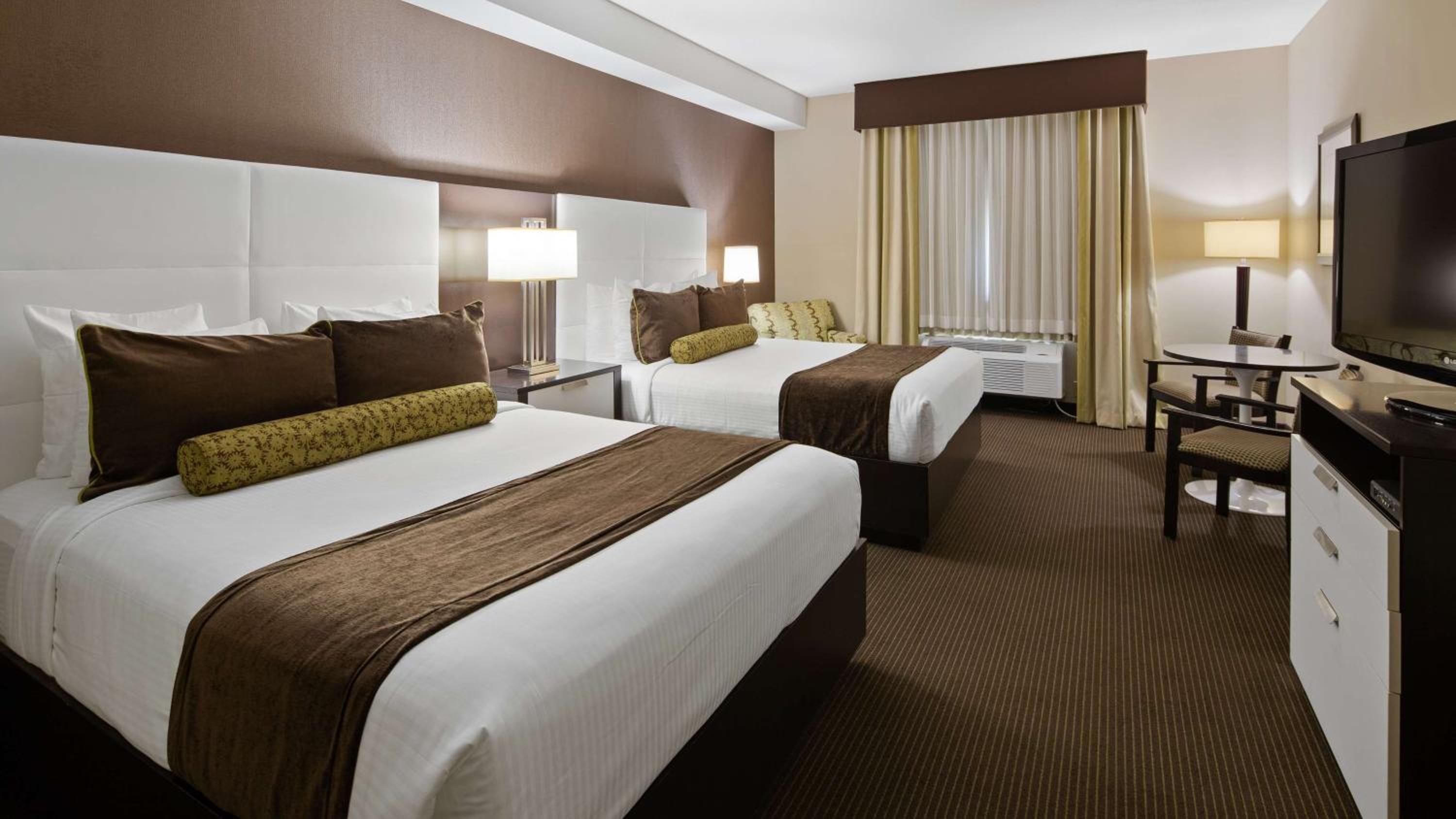 Queen Room with Two Queen Beds - Disability Access - Non Smoking photo 3