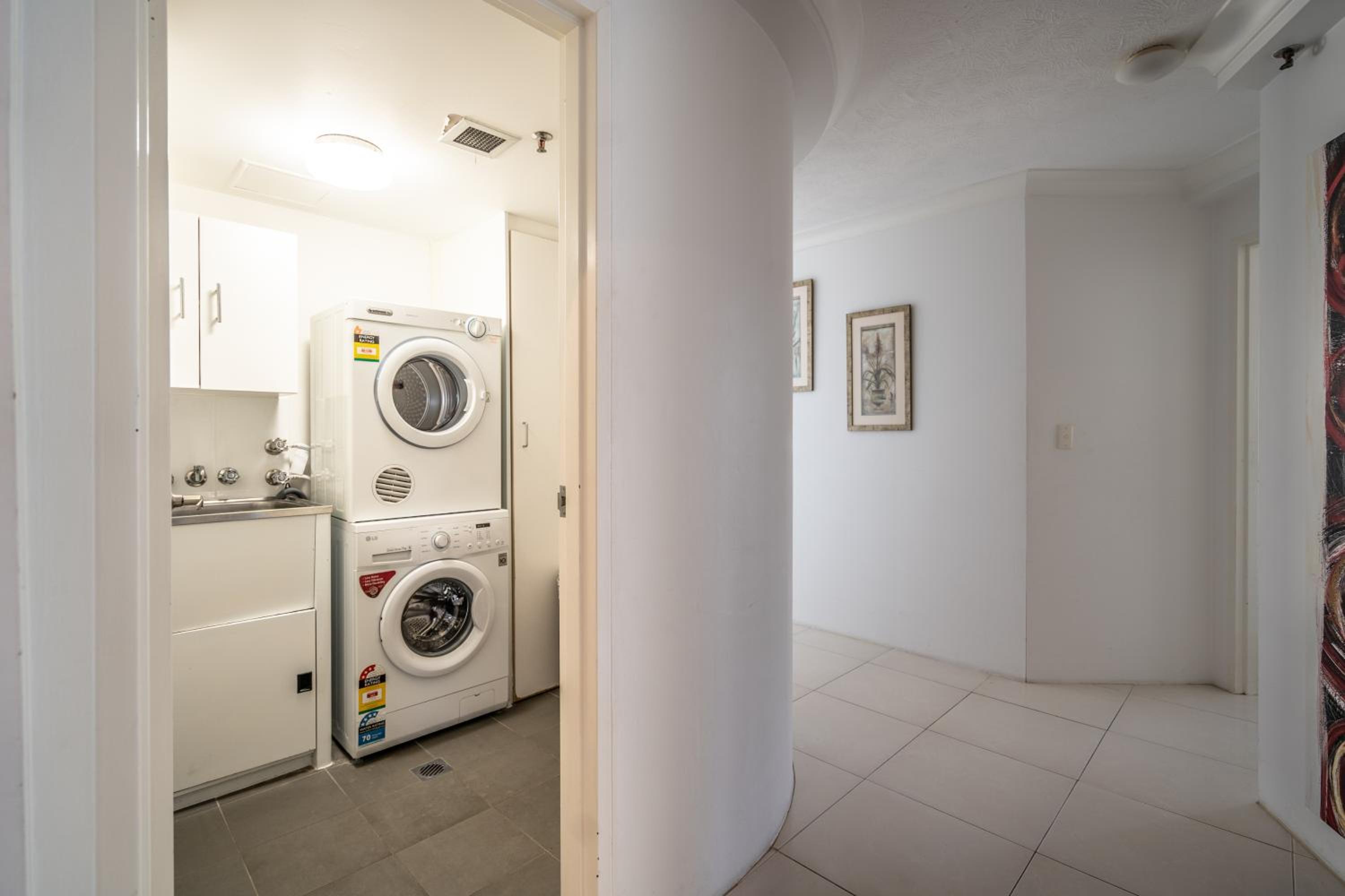 Superior Three-Bedroom Apartment - Photo 4