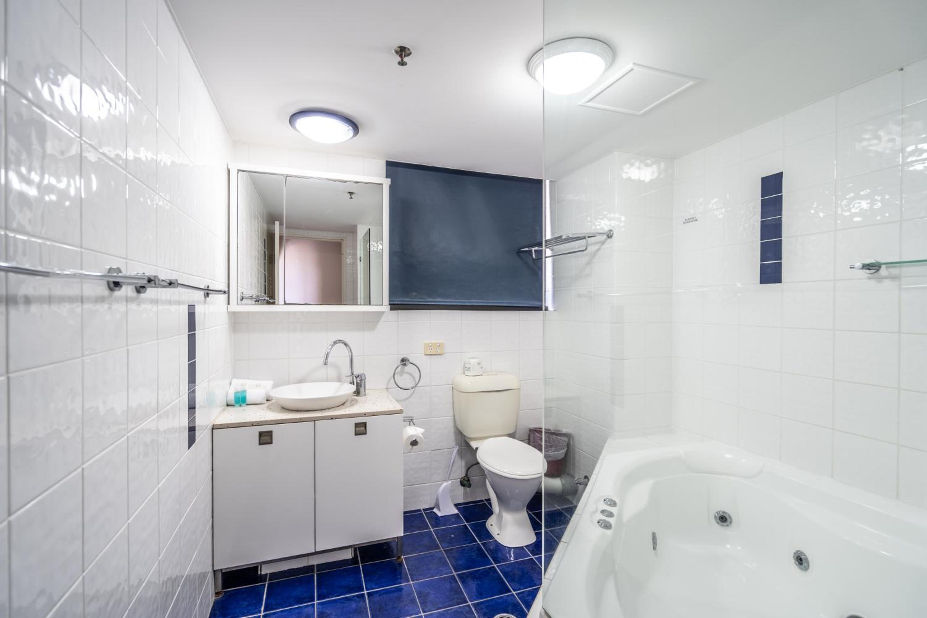 Standard Three-Bedroom Apartment - Photo 4