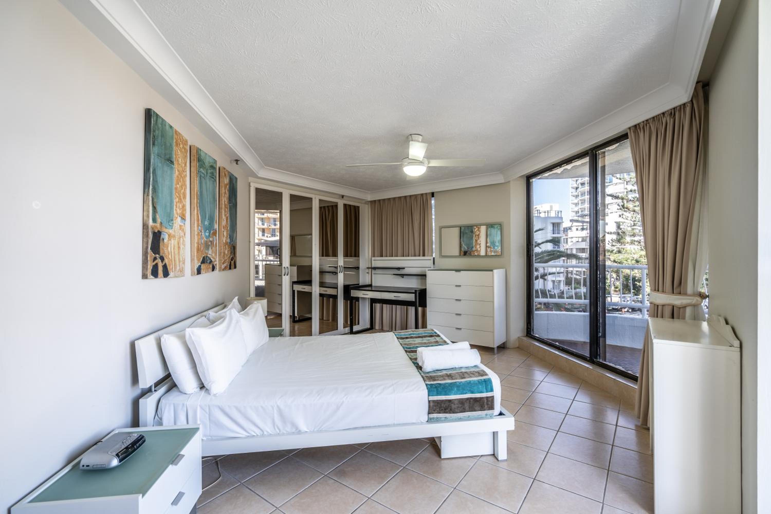 Standard Three-Bedroom Apartment - Photo 2