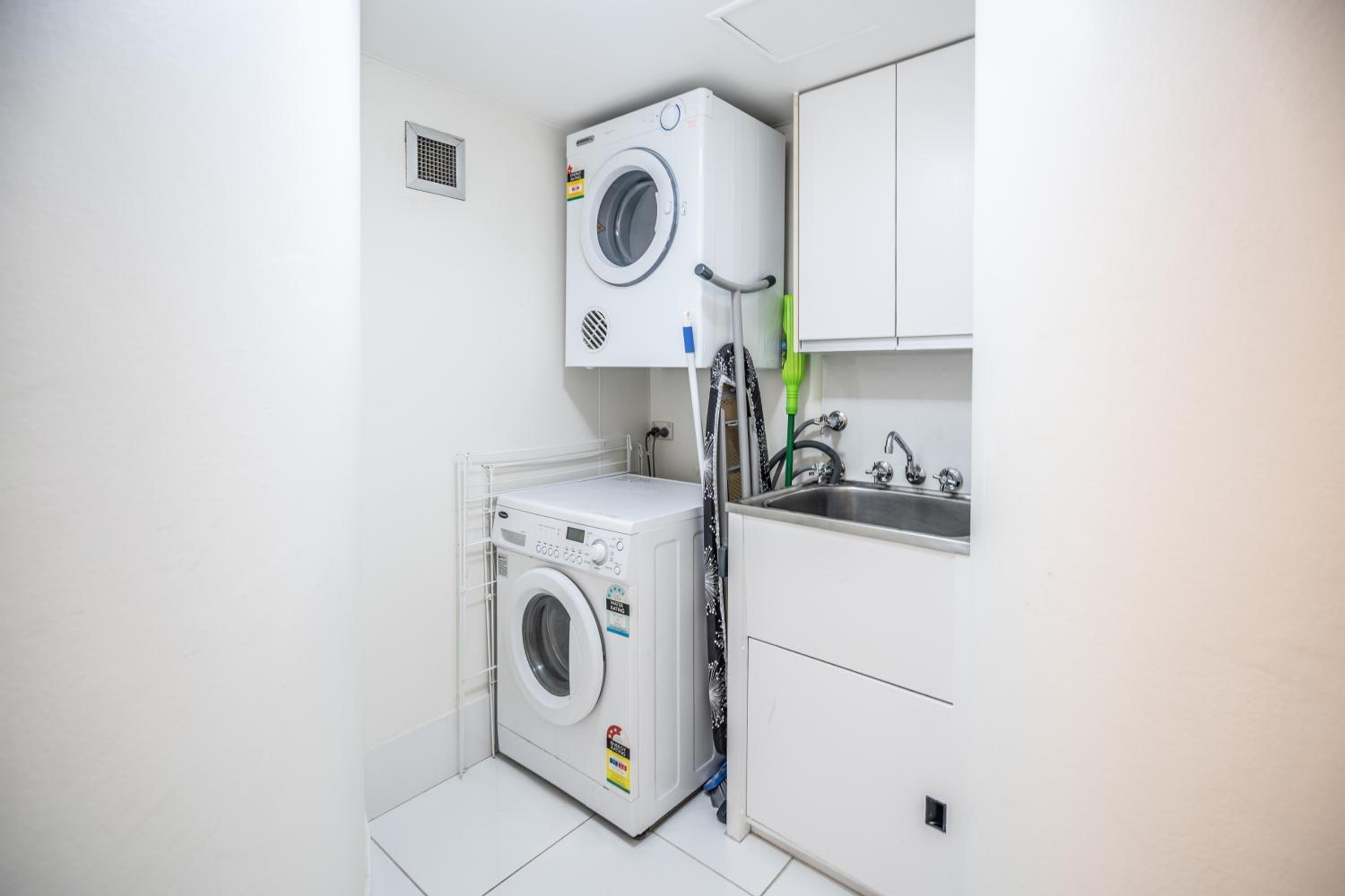 Superior One-Bedroom Apartment - Photo 28