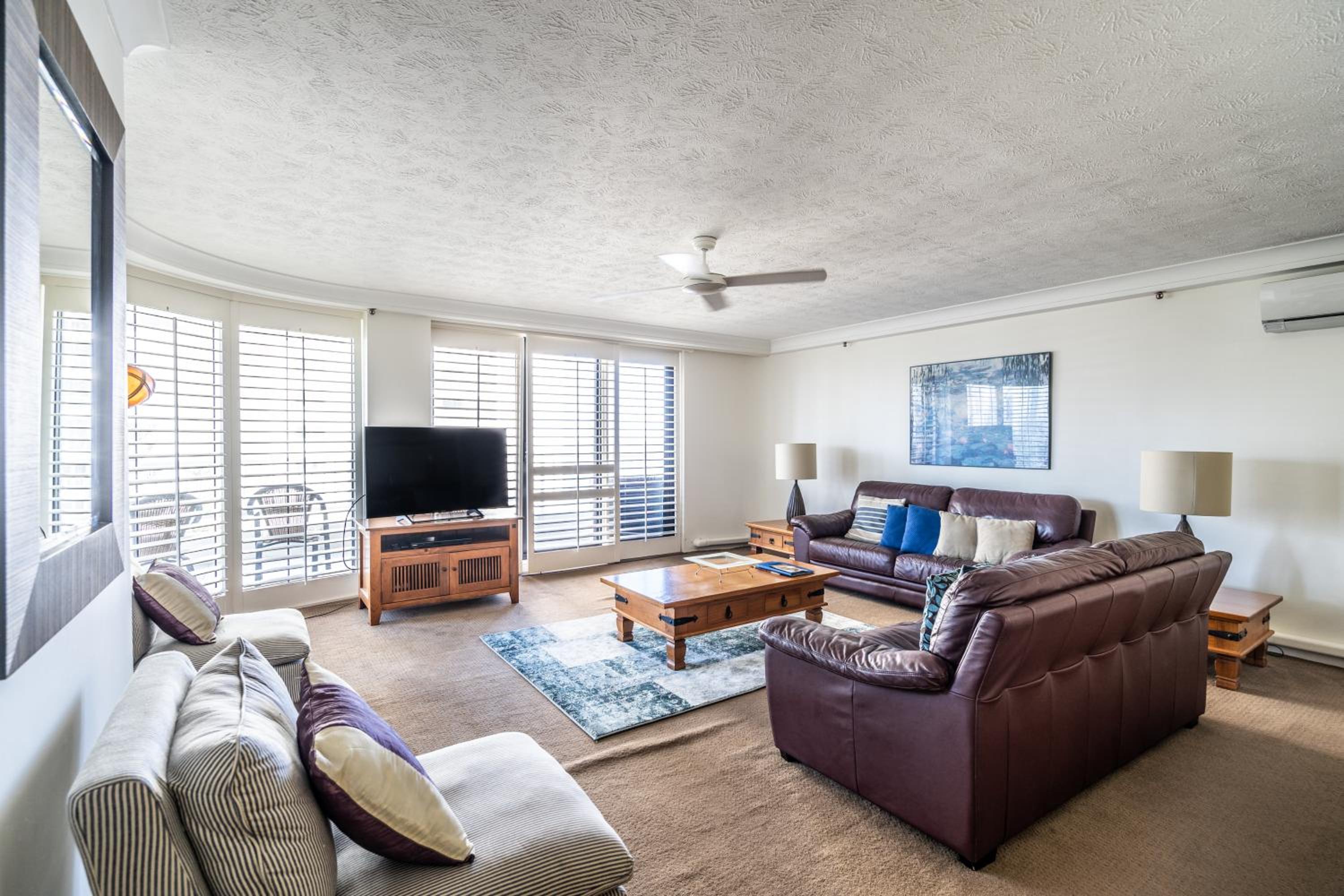 Superior One-Bedroom Apartment - Photo 3