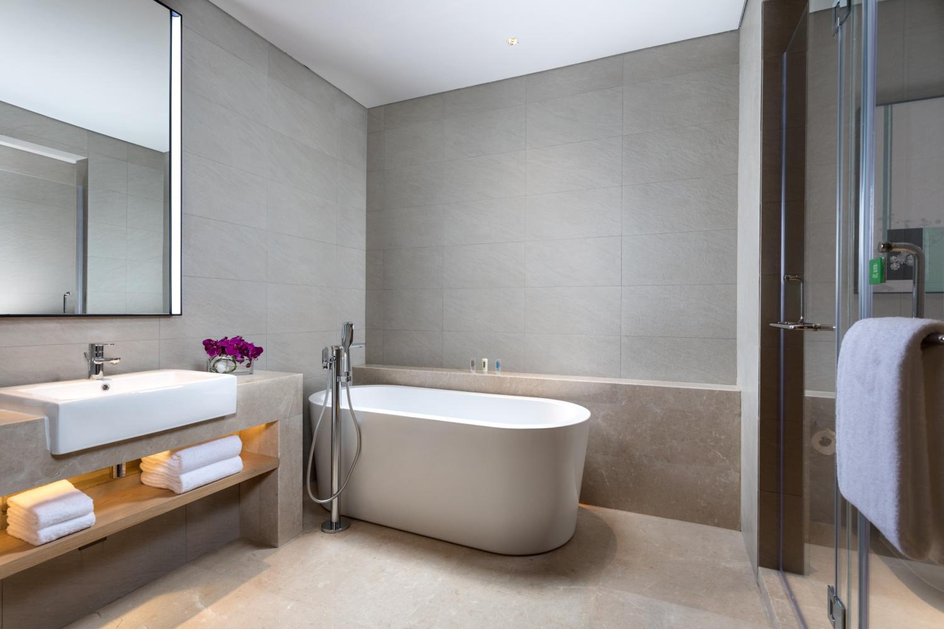 One-Bedroom Suite - Photo 3