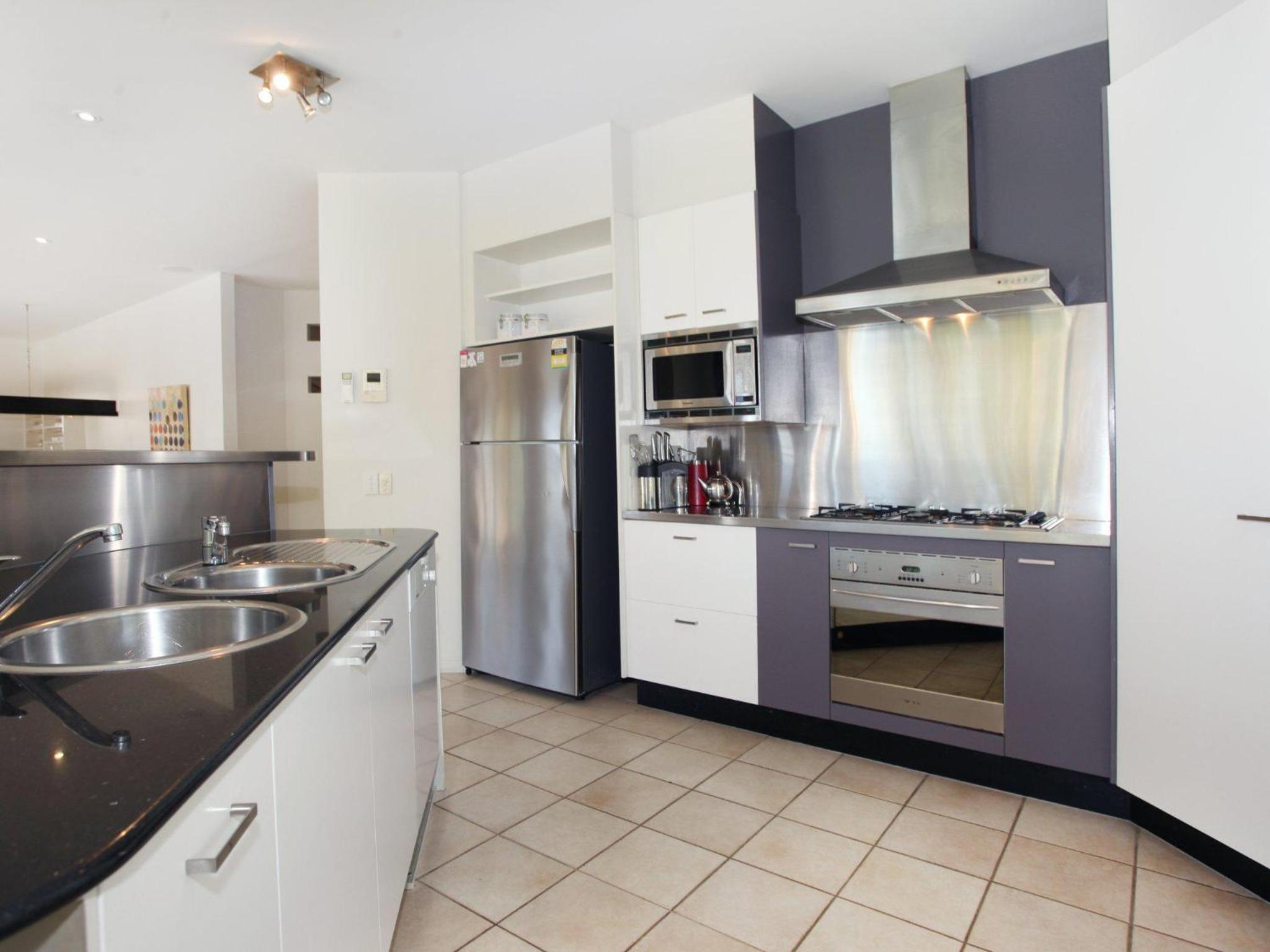 Five-Bedroom House photo 2