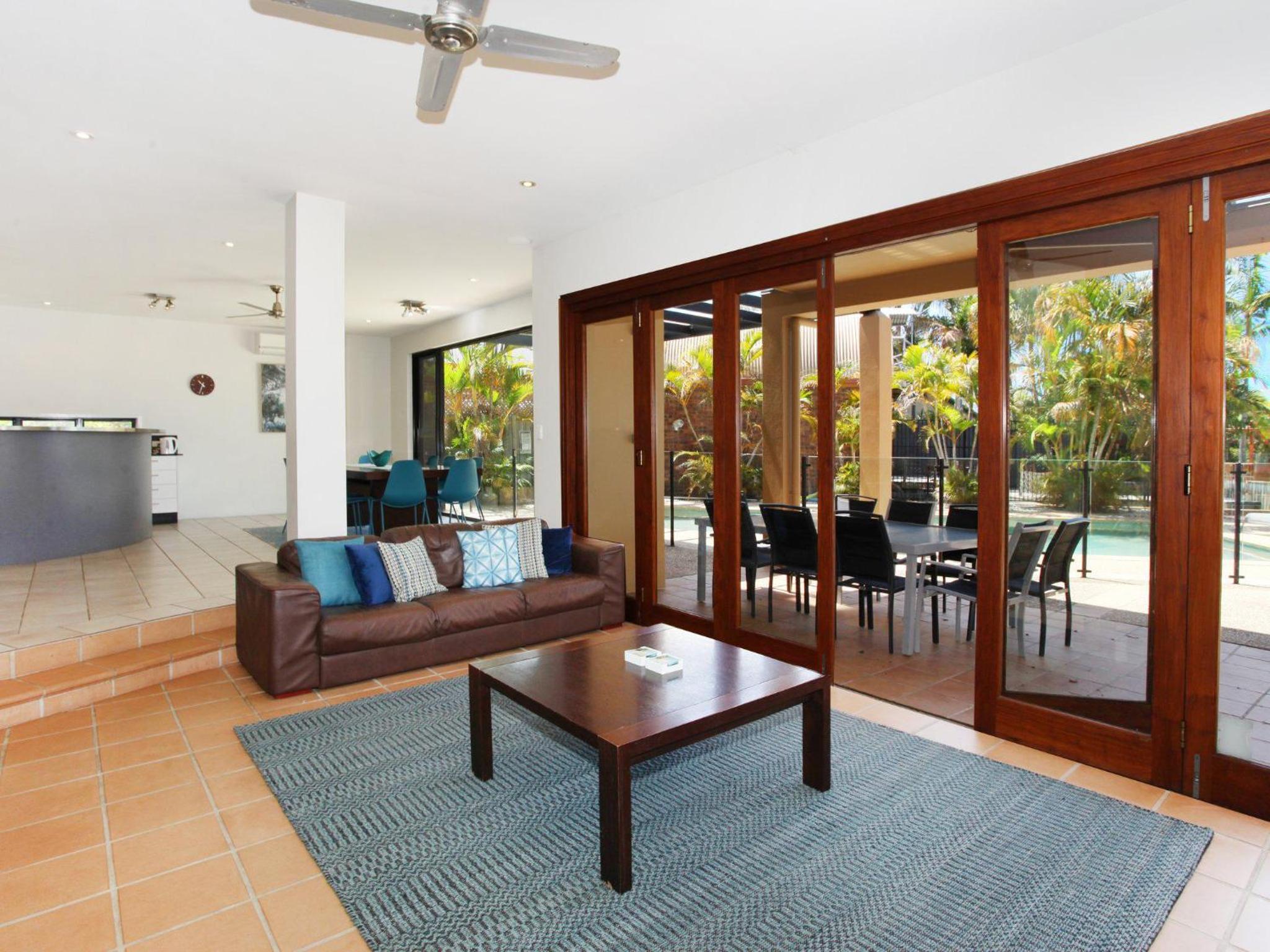 Five-Bedroom House photo 1