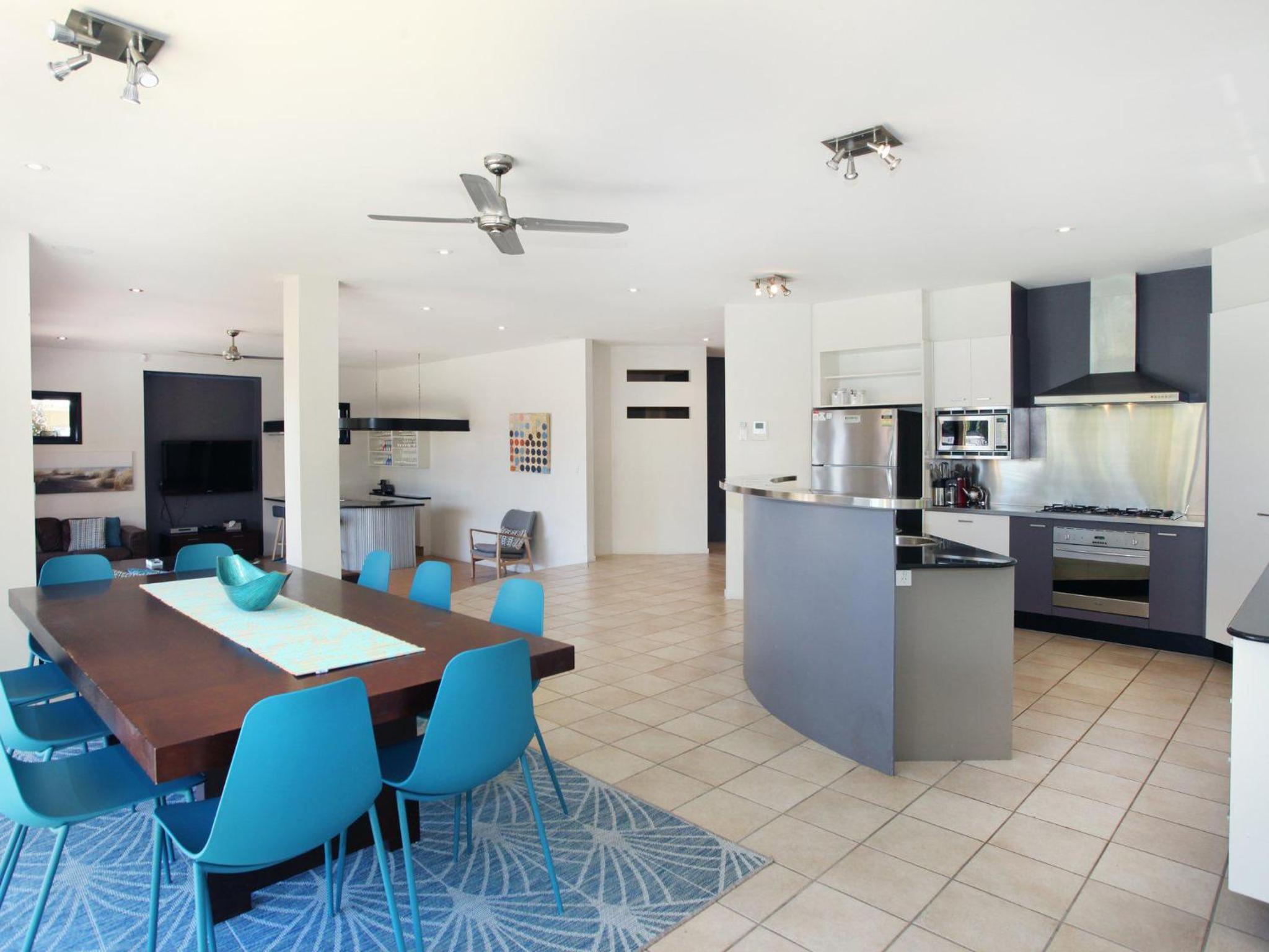 Five-Bedroom House photo 3