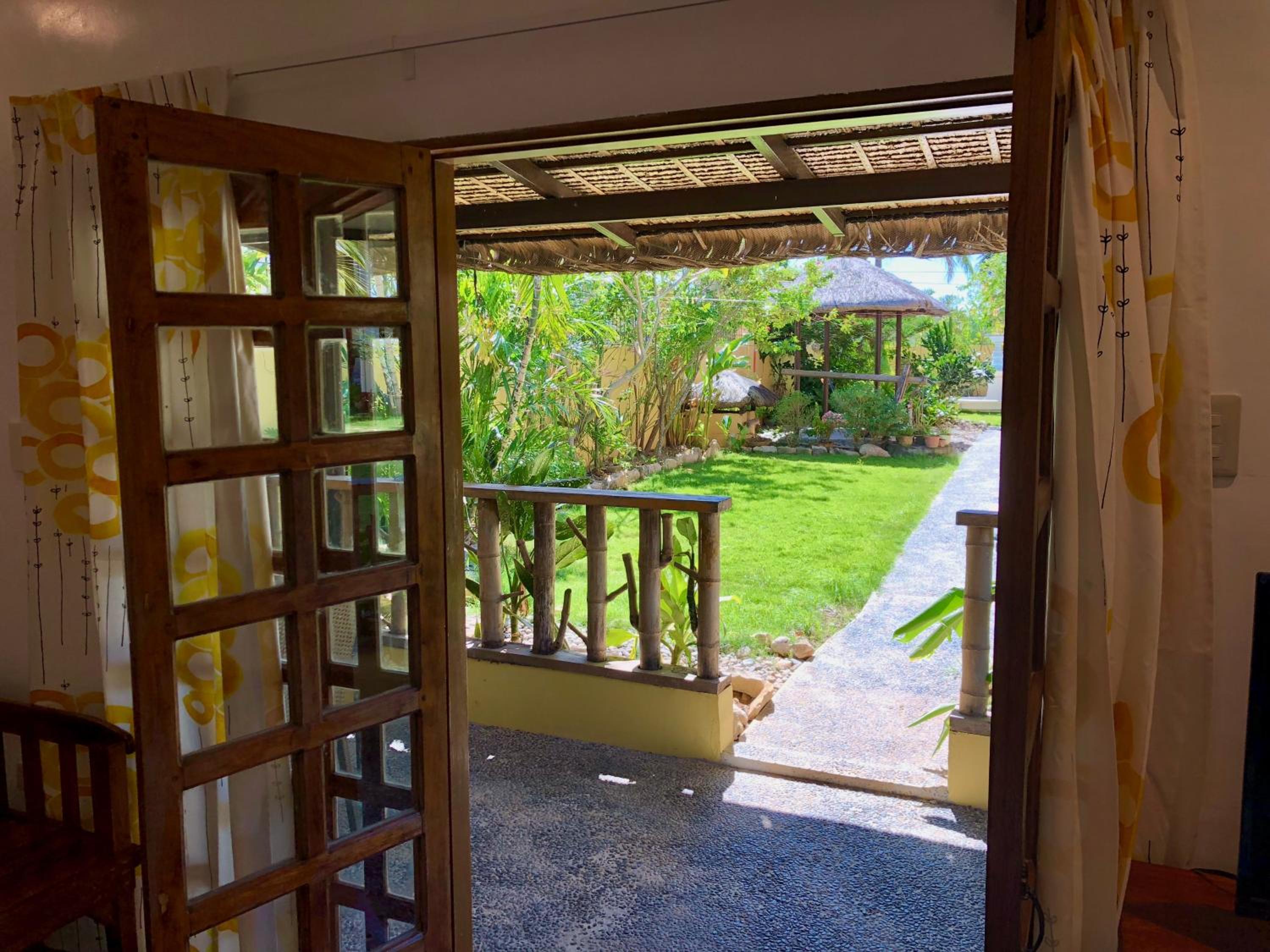 Superior Bungalow - Photo 3