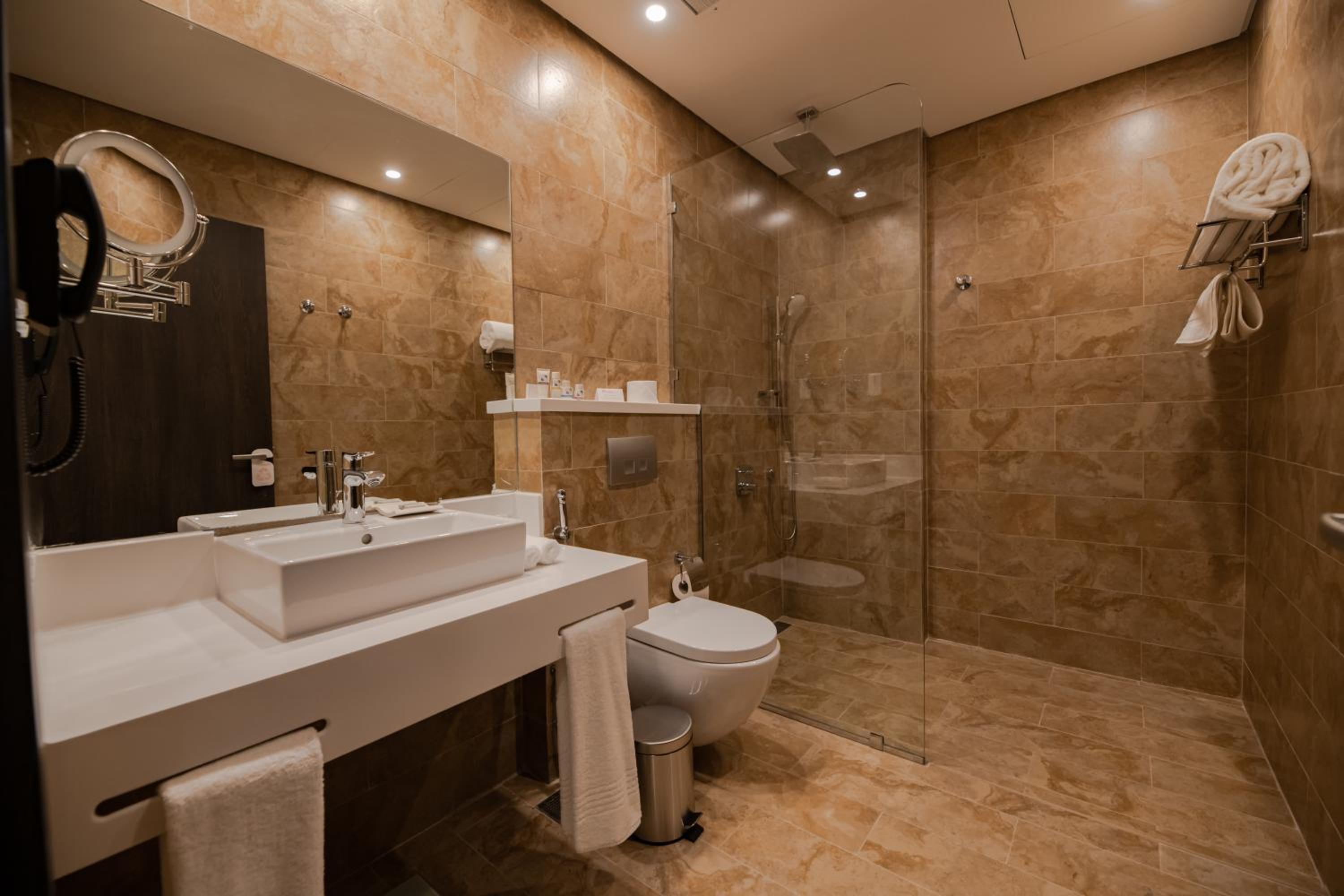 Deluxe King Room - Photo 2