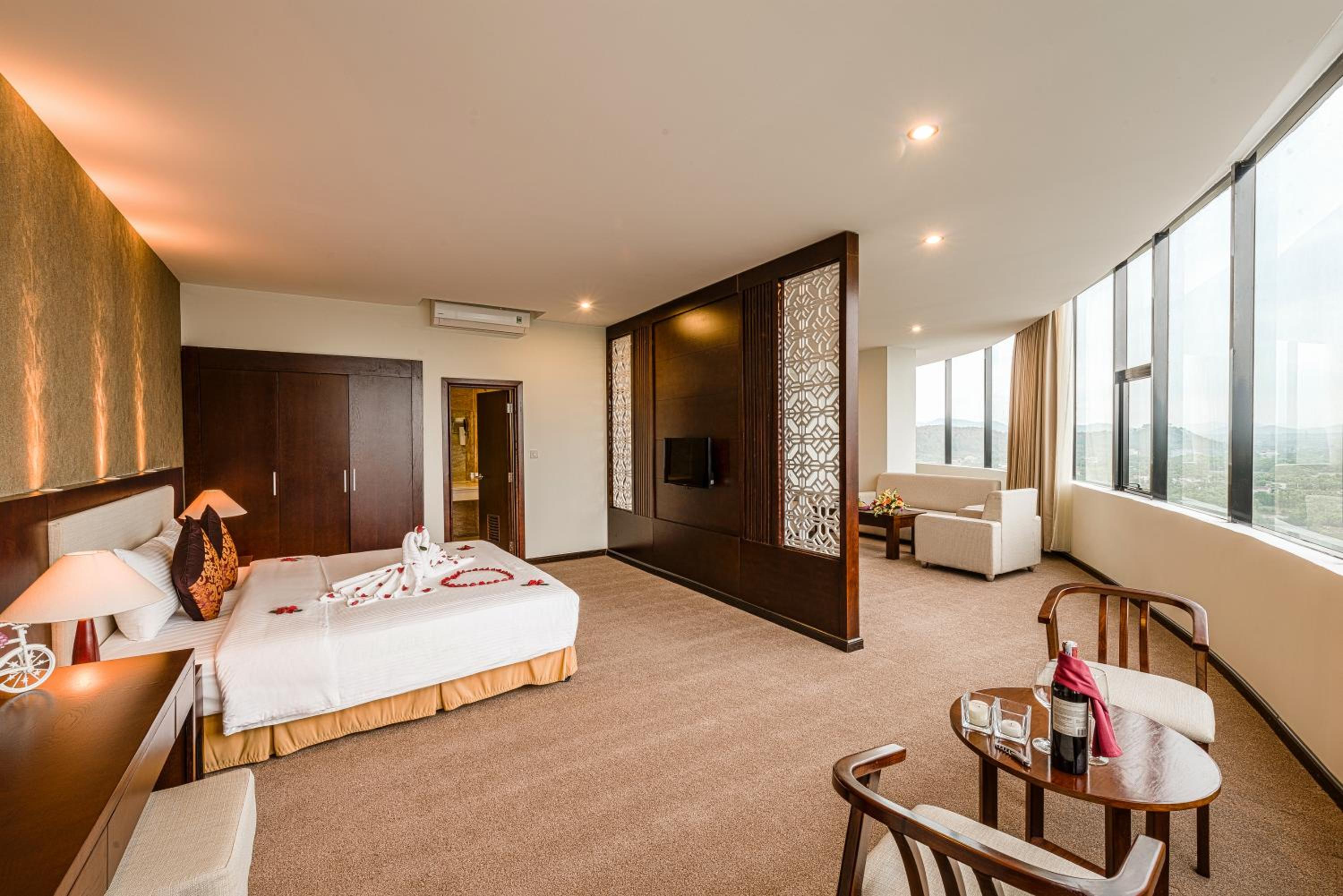 Executive Suite - Photo 1