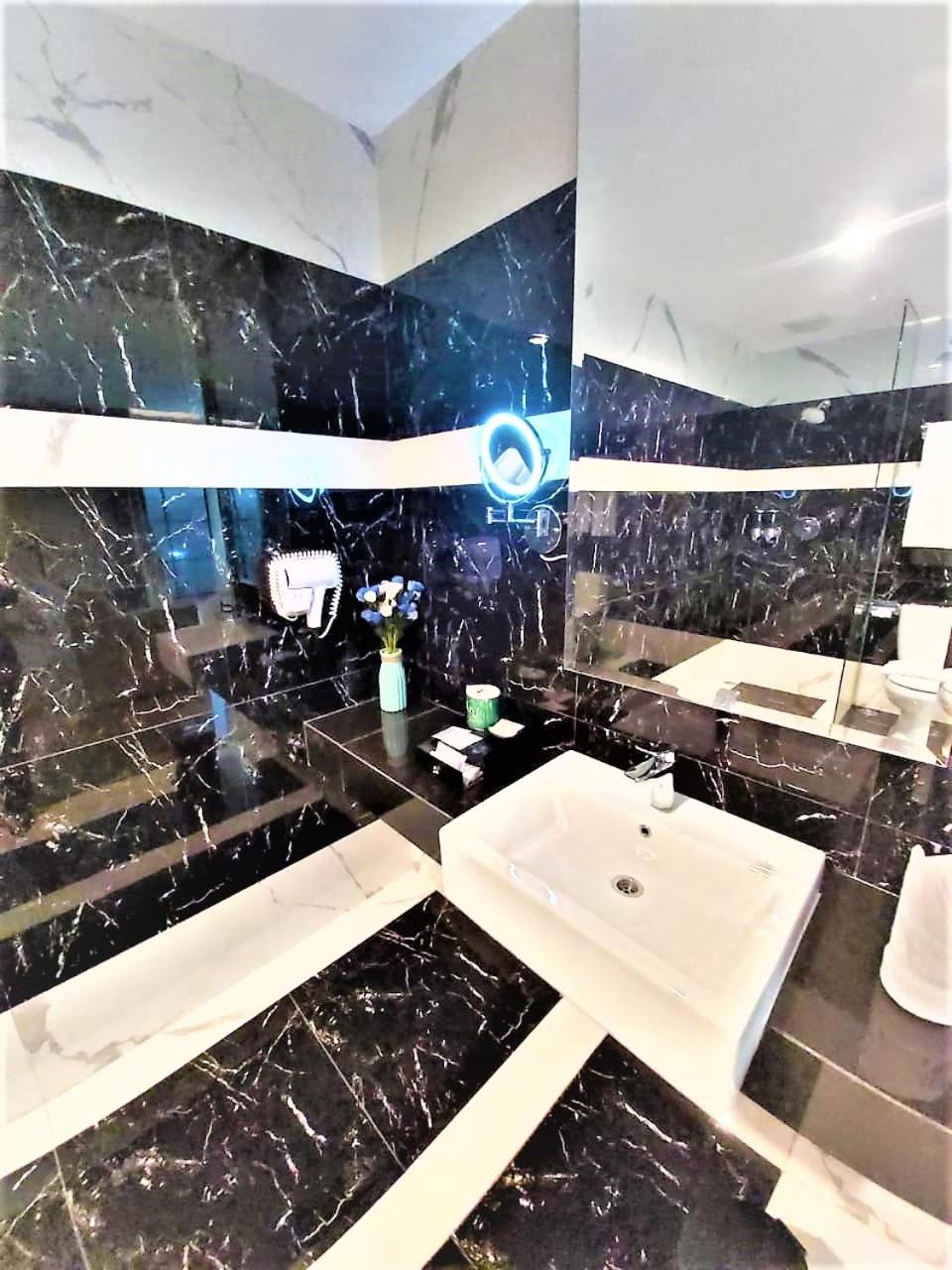 King Suite - Photo 2