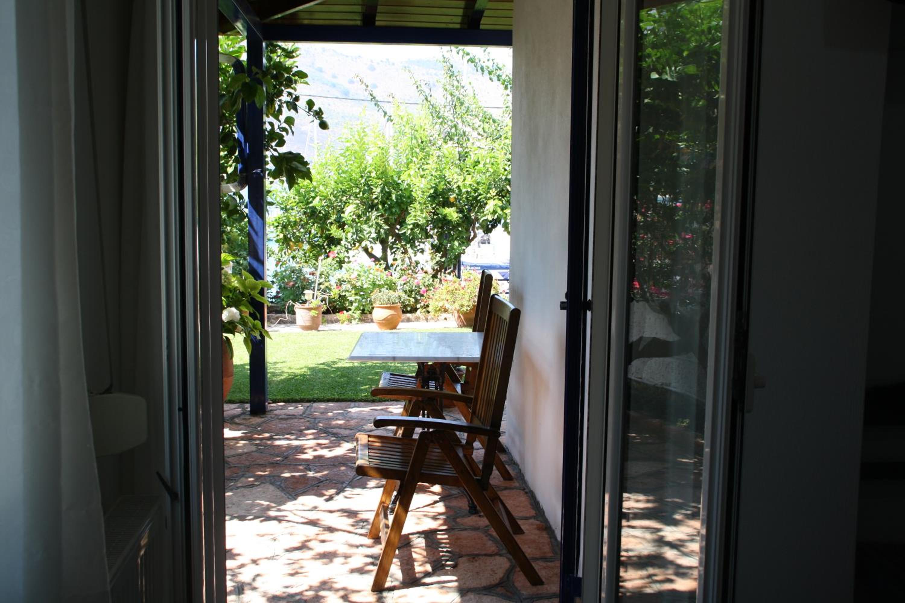 Studio with Garden View - Photo 8