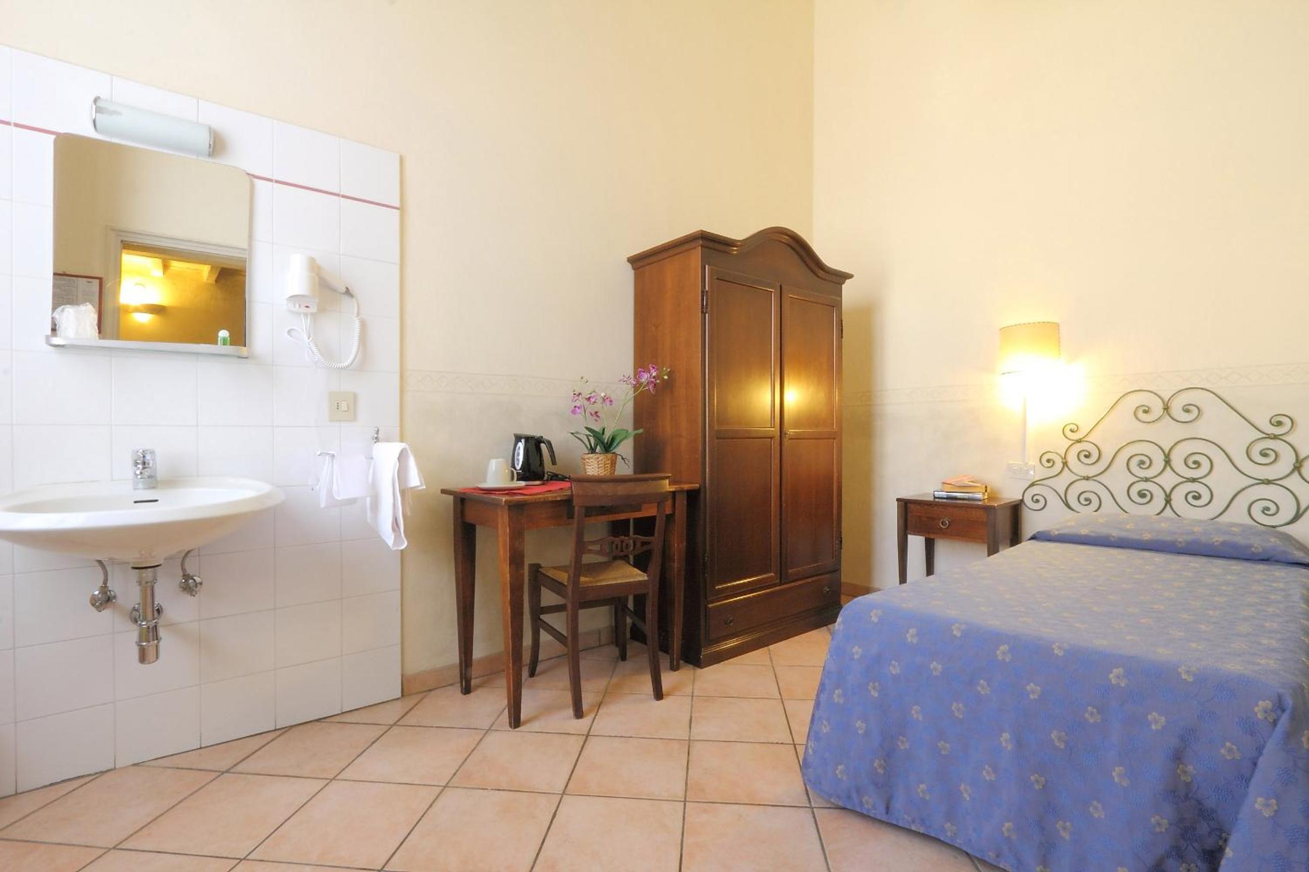 Single Room with Shared Bathroom photo 1