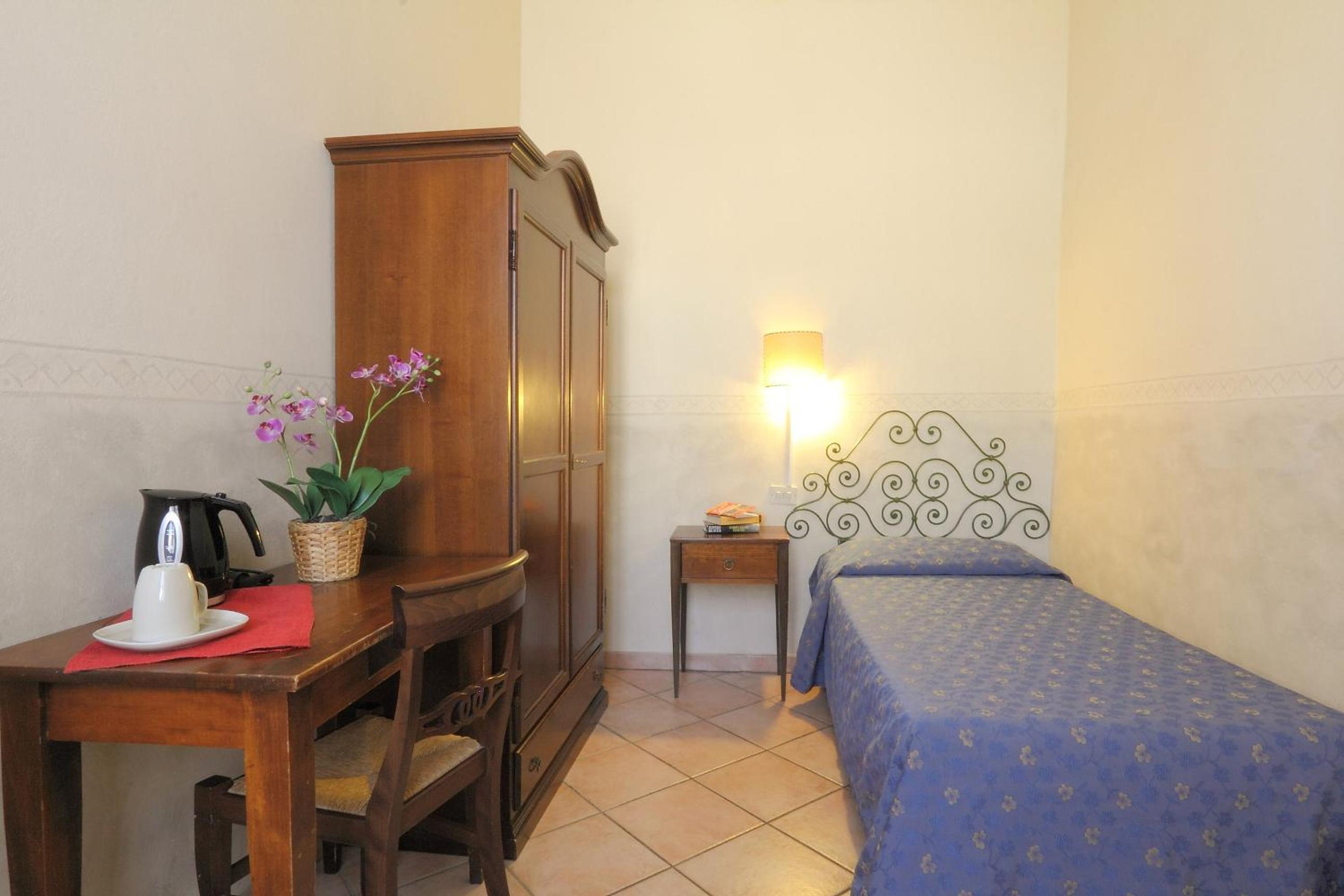 Single Room with Shared Bathroom photo 2