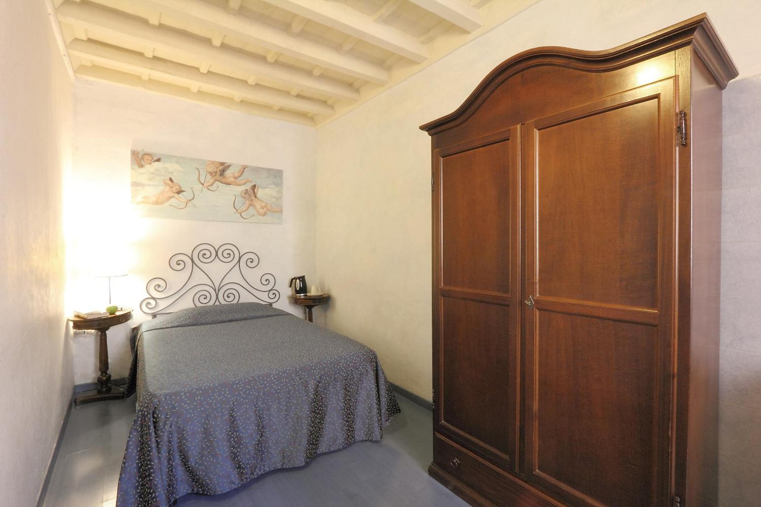 Single Room with Shared Bathroom photo 3