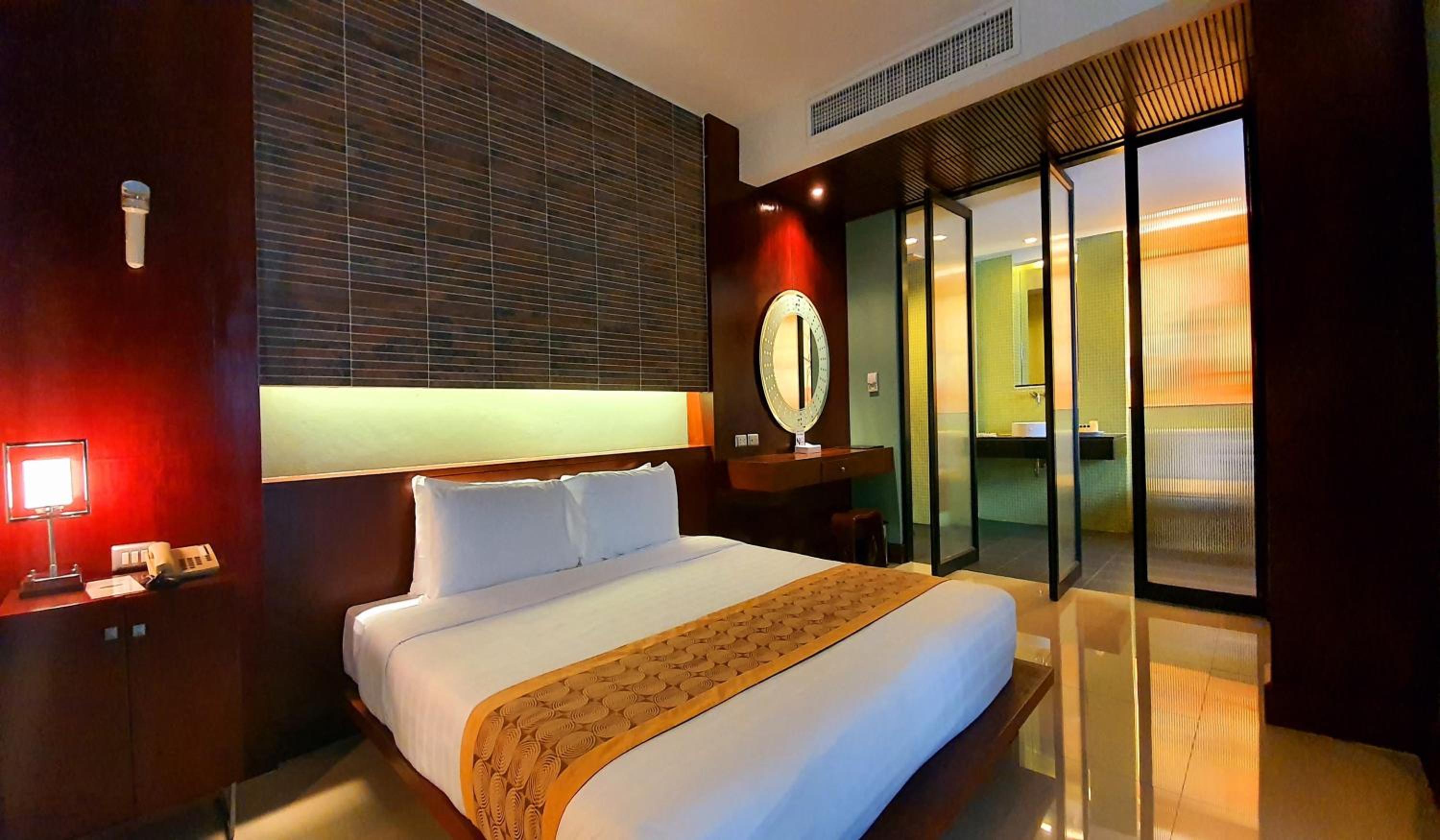 Suite with City View thumbnail 5