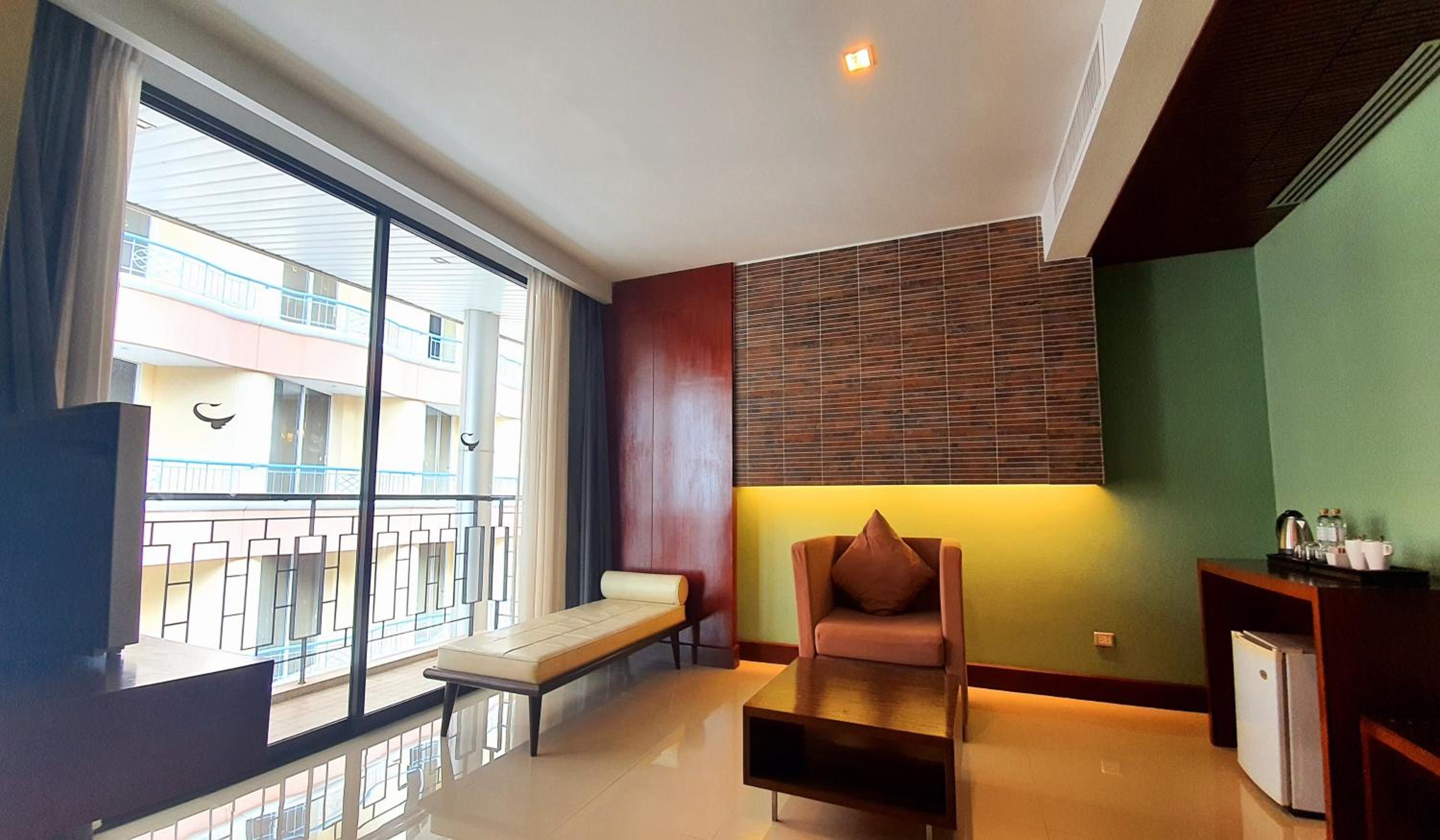 Suite with City View thumbnail 6