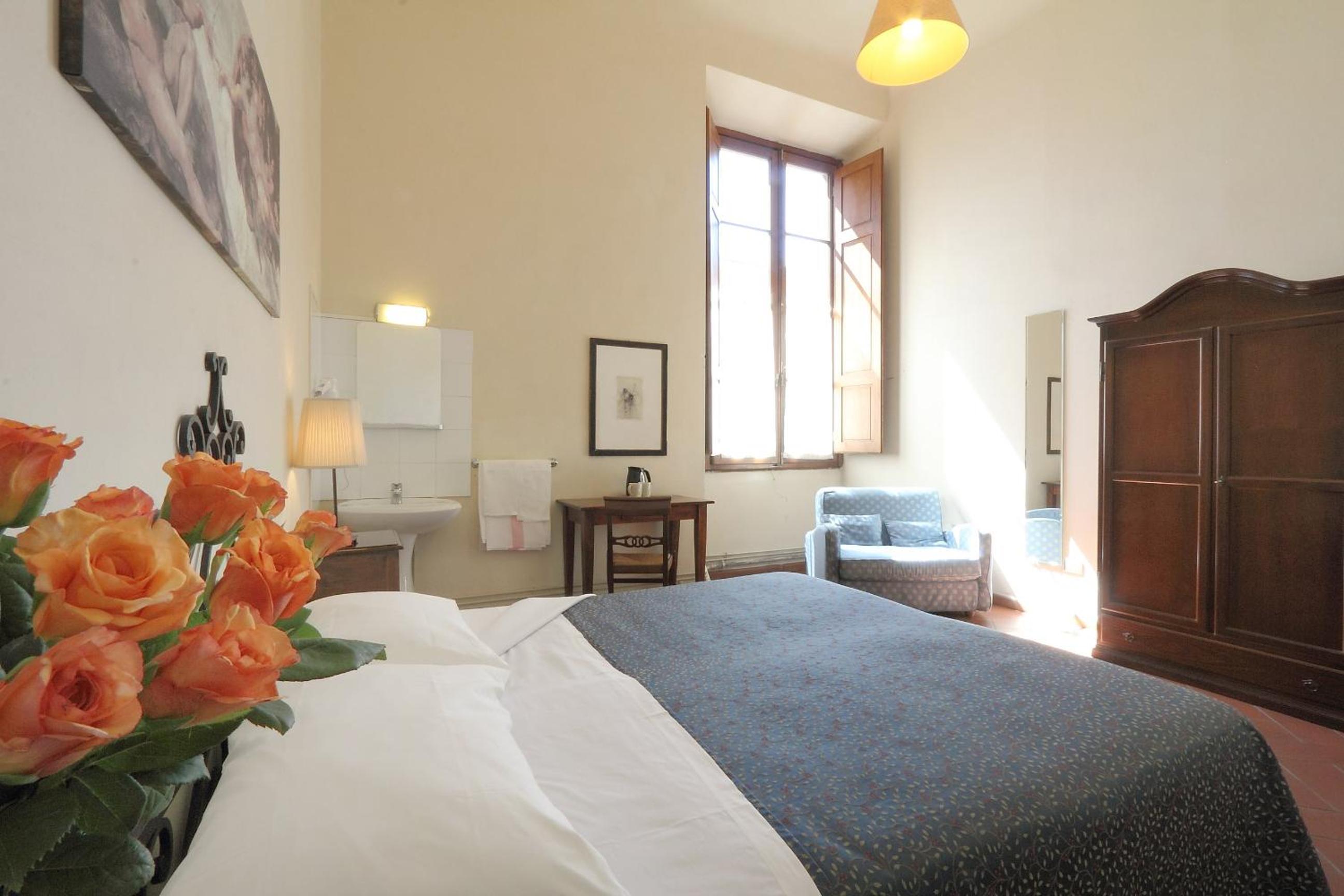 Double Room with Shared Bathroom photo 3
