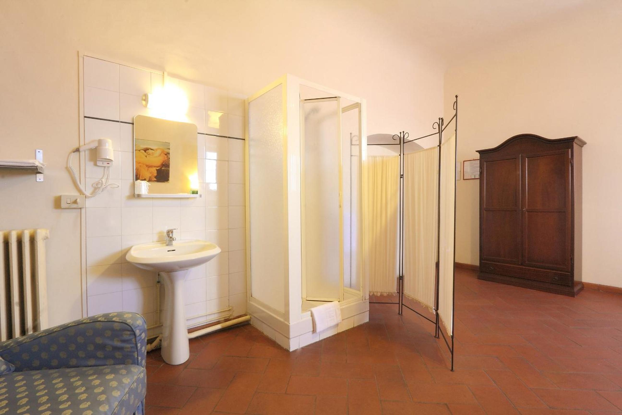 Double Room with Private Shower and Shared Toilet photo 2
