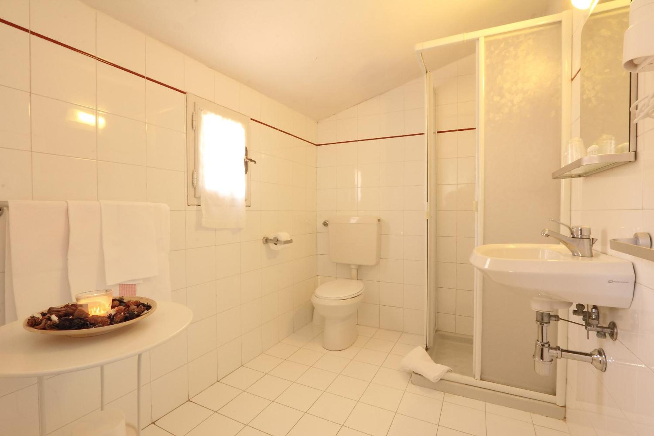 Quadruple Room with Private Bathroom photo 3