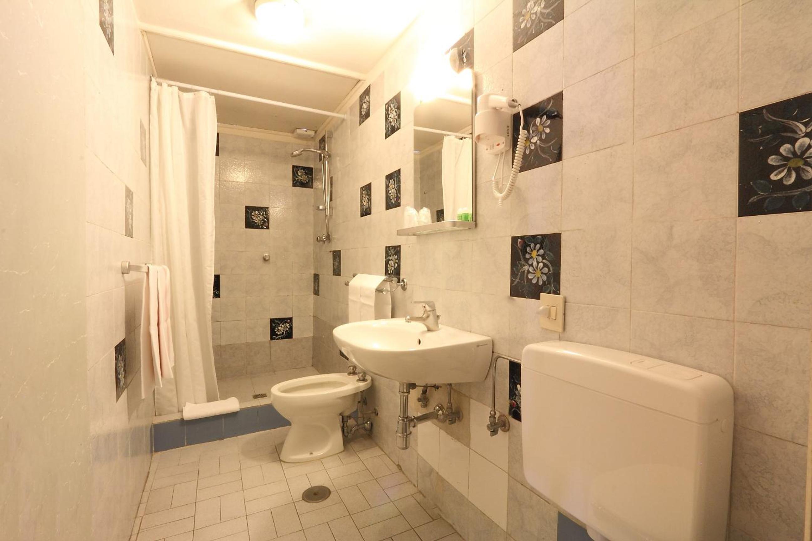 Double Room with Private Bathroom photo 2