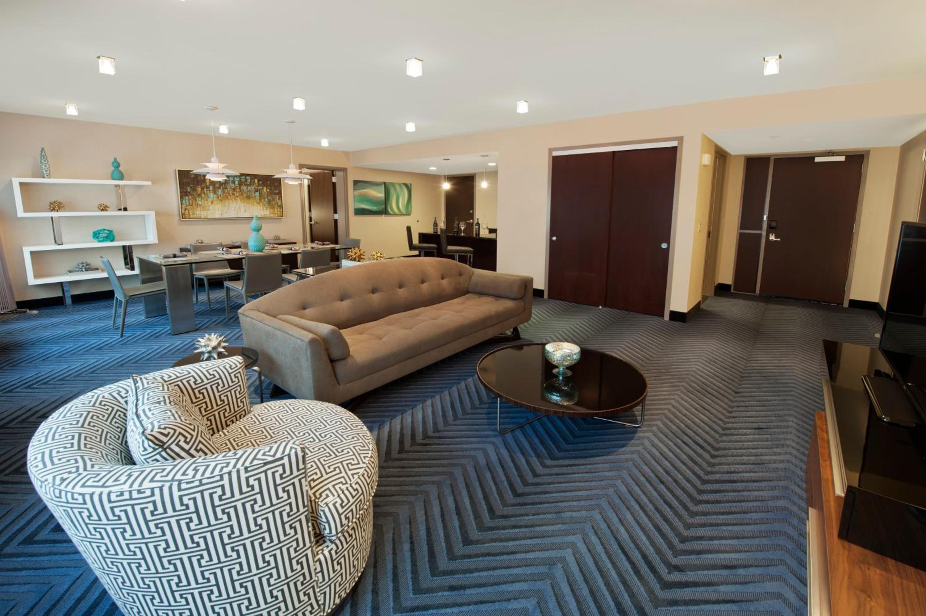 One-Bedroom King Suite with Kitchen - Photo 3