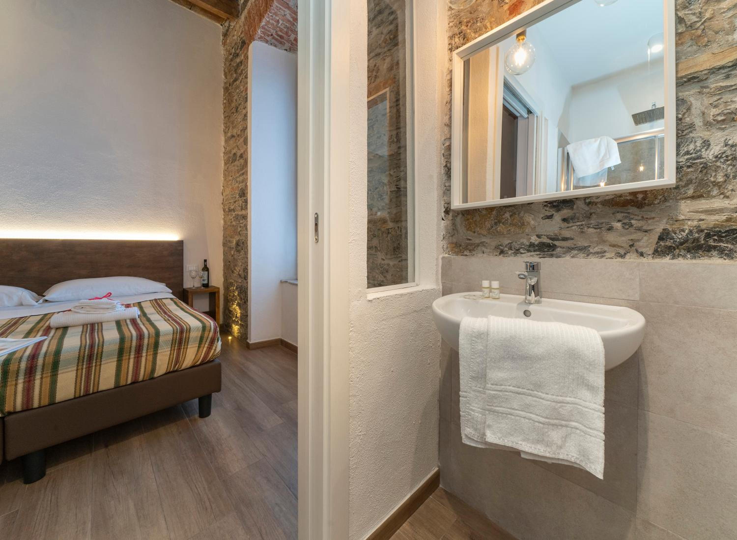 Deluxe Double or Twin Room with City View - Photo 22