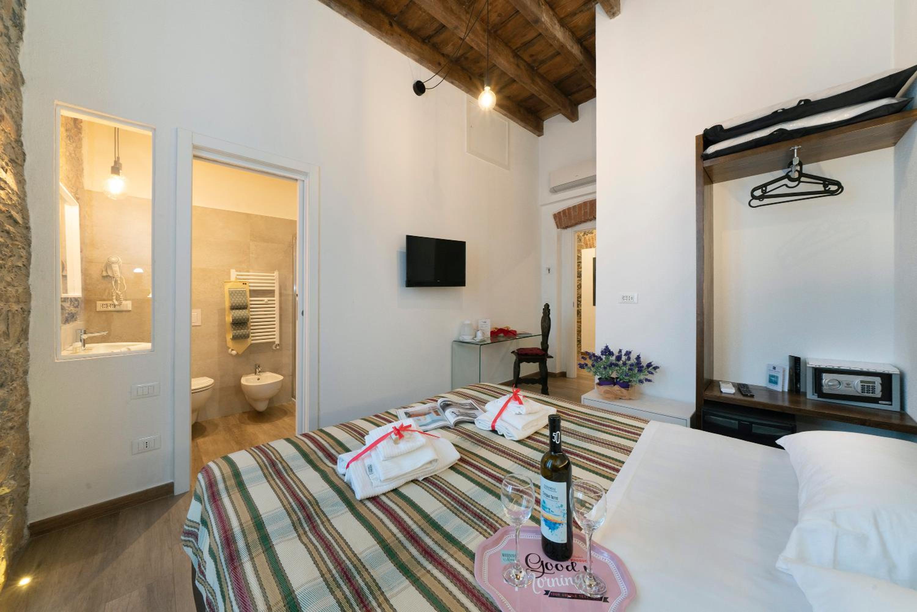 Deluxe Double or Twin Room with City View - Photo 21