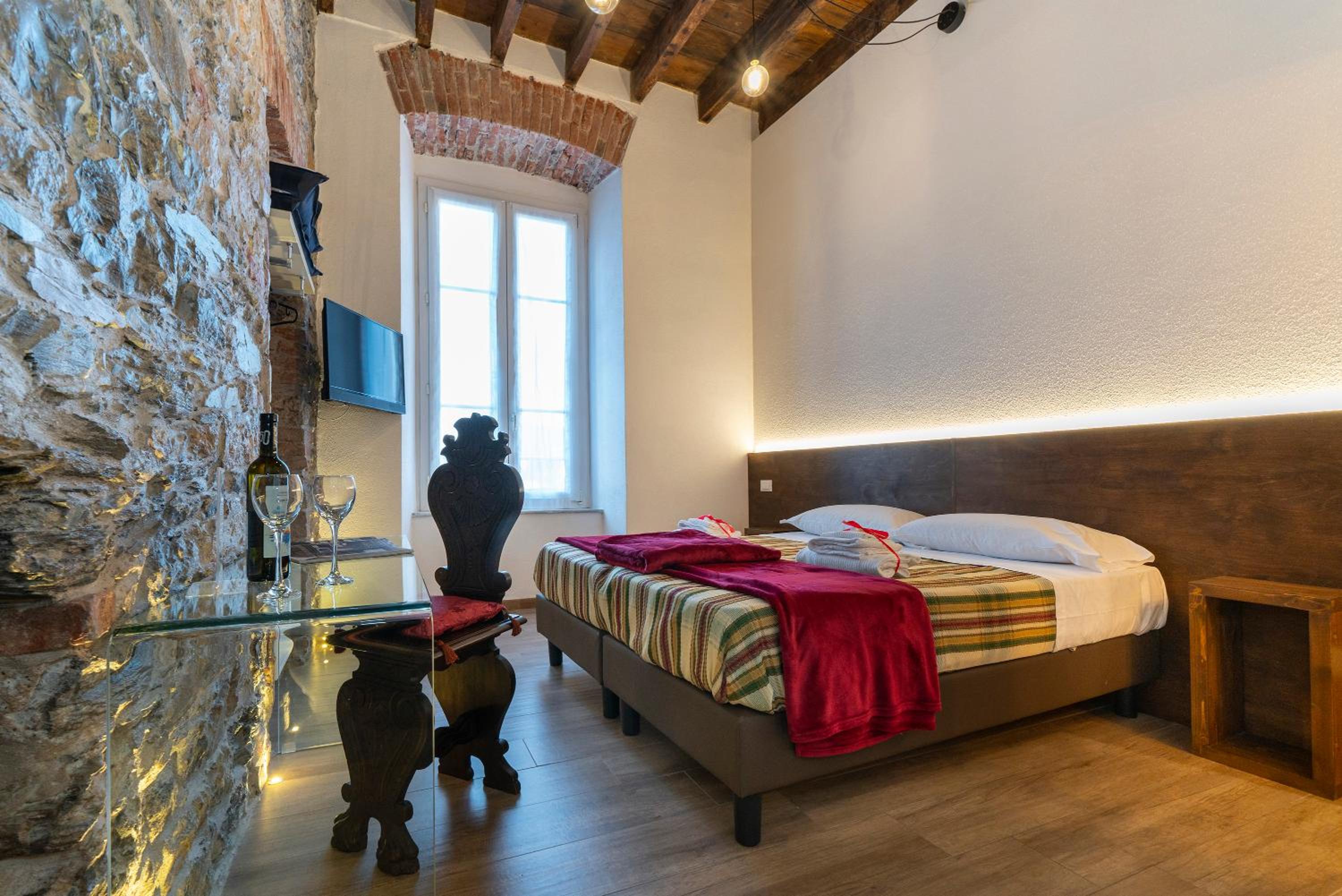 Deluxe Double or Twin Room with City View - Photo 6