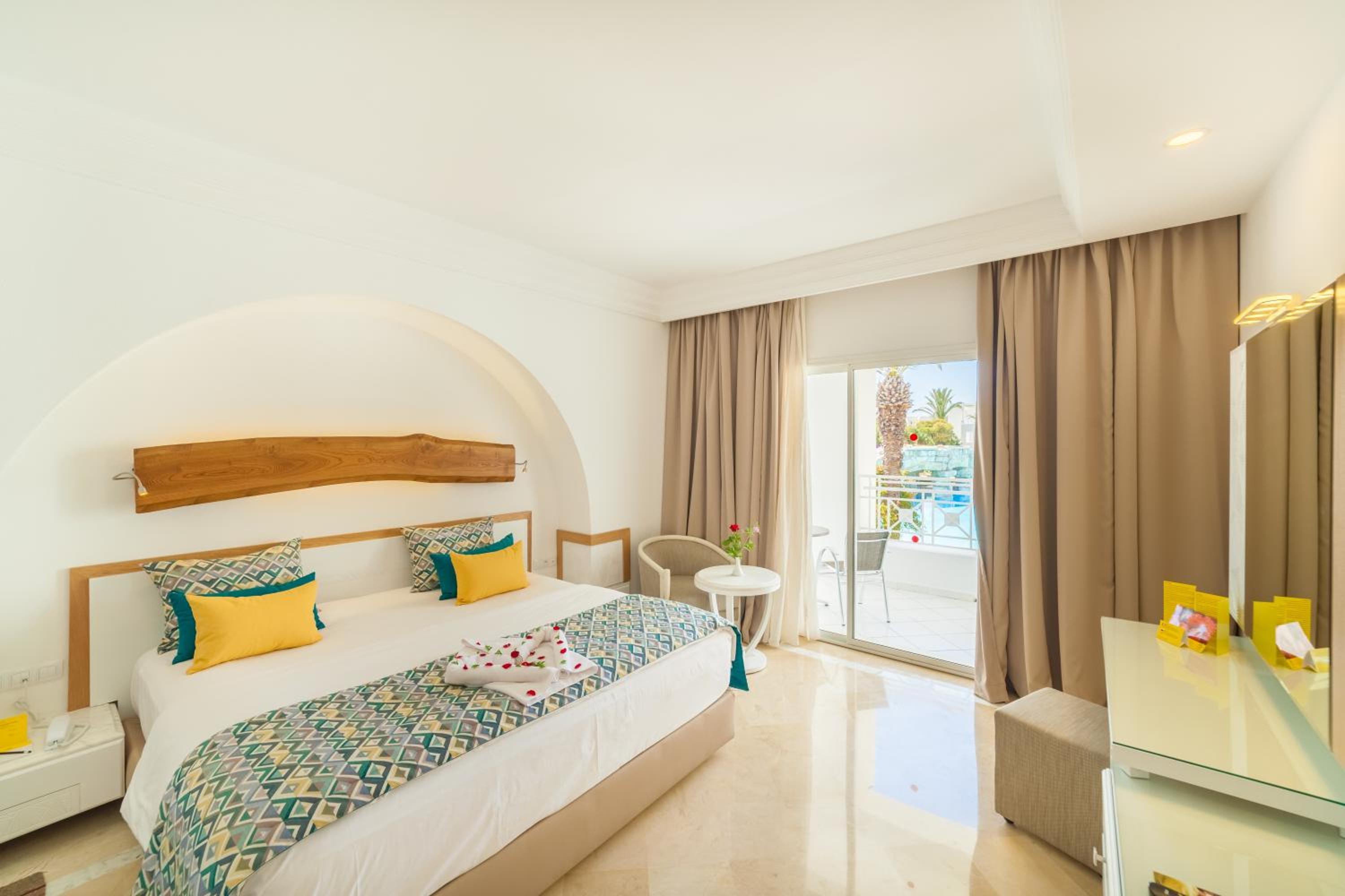 Double Room with Pool View photo 3
