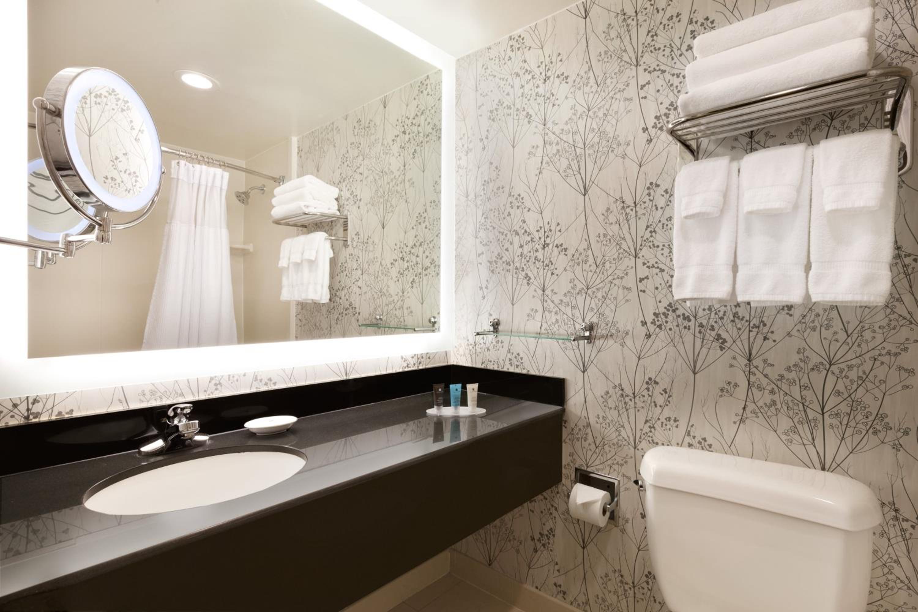 Premium King Room - Photo 2