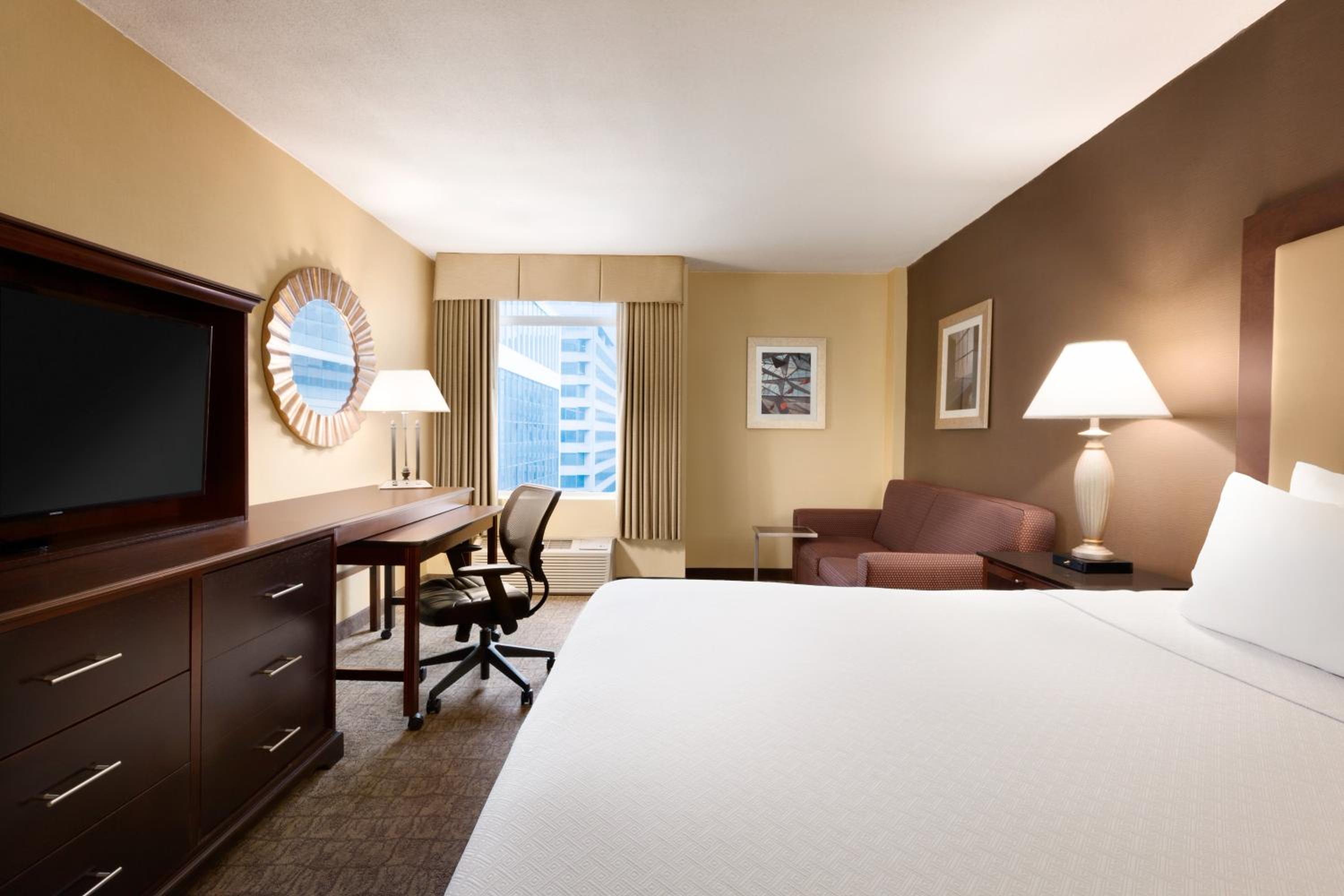 Premium King Room - Photo 4