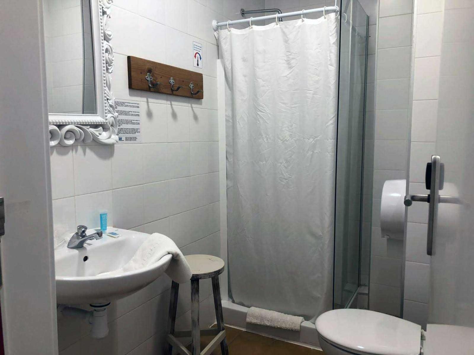Double Room with Bunk bed and External Private Bathroom photo 2