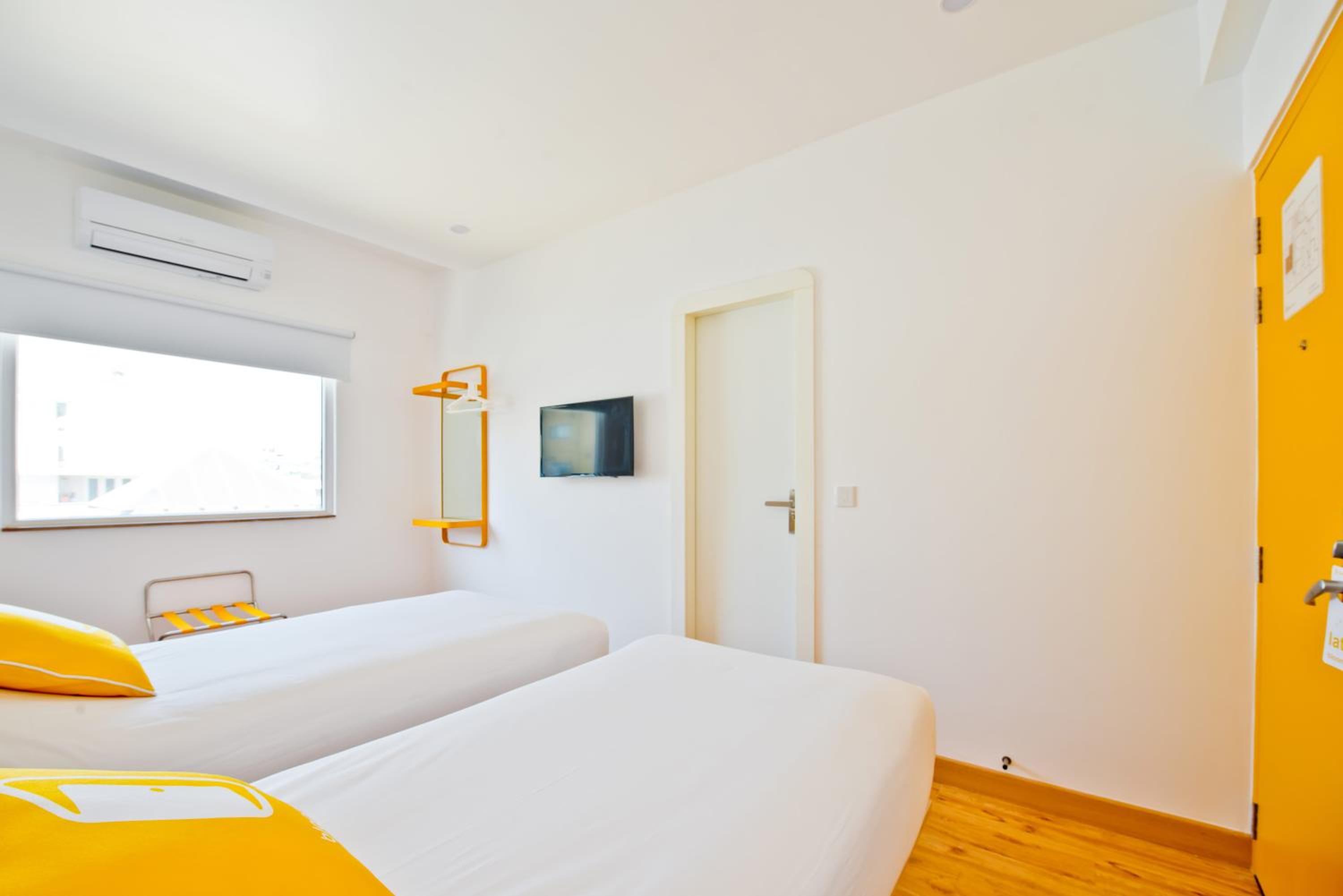 Standard Twin Room - Photo 8