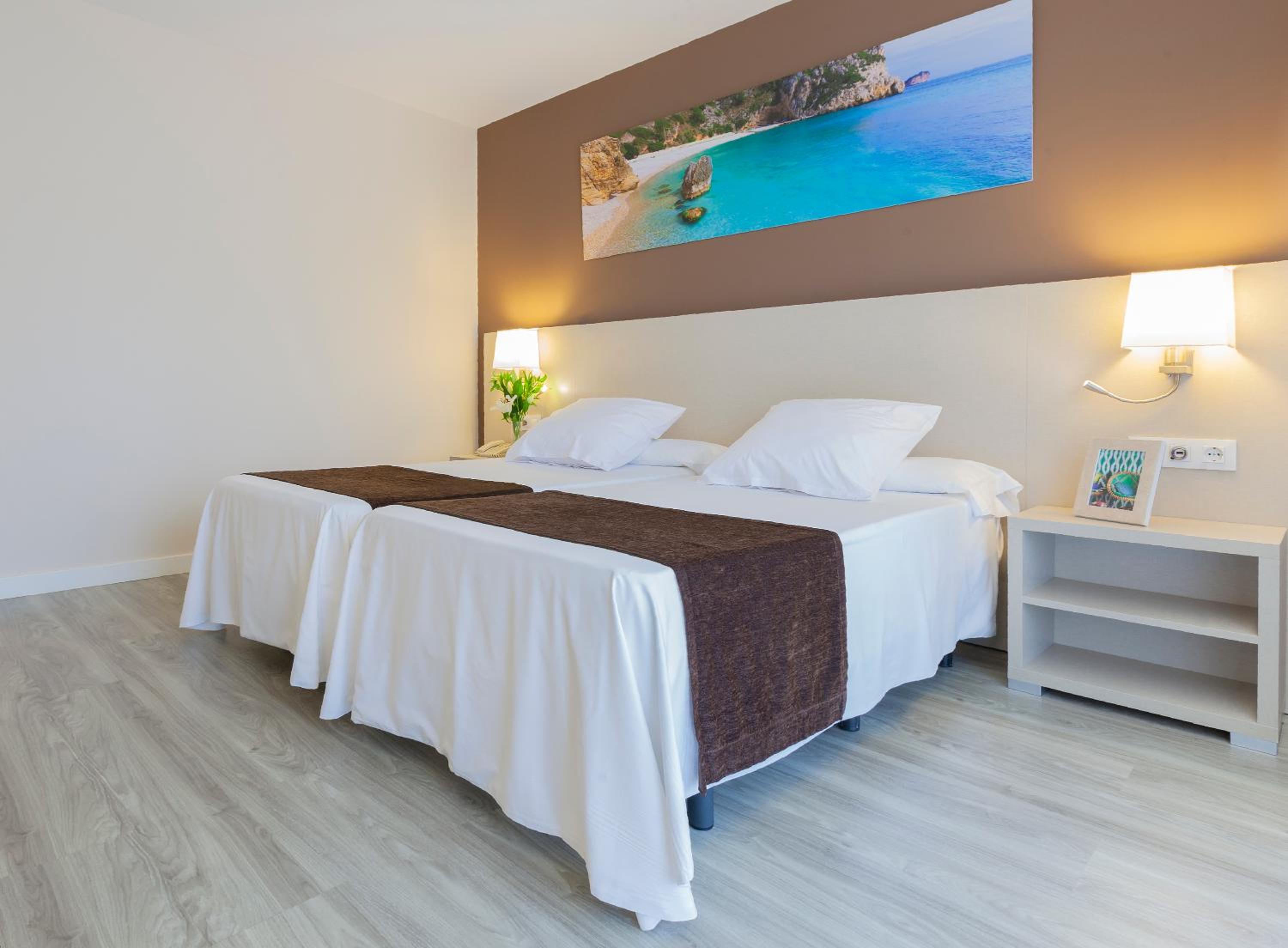 Twin Room with Pool View - Photo 4