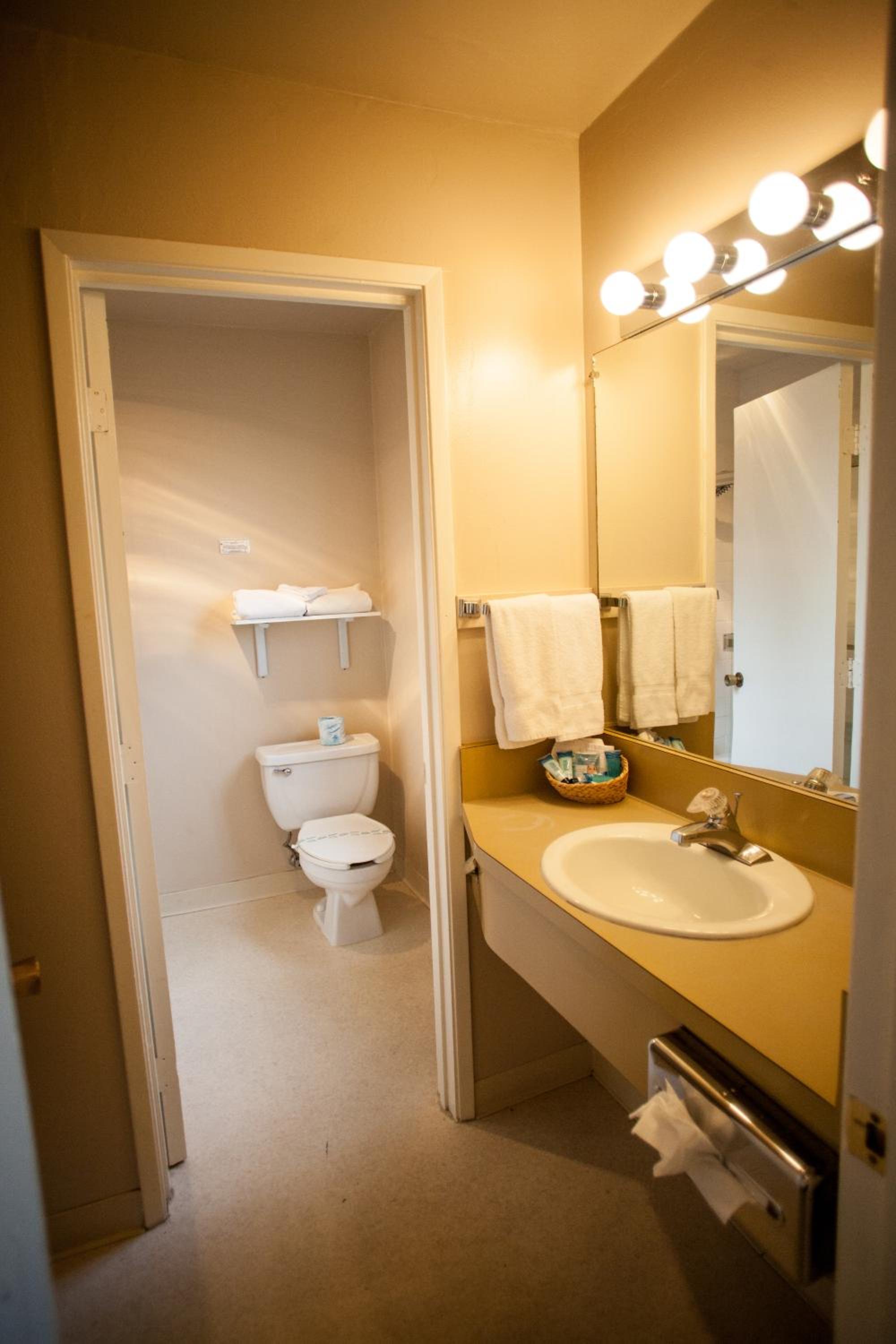 Queen Room with Two Queen Beds - Photo 9
