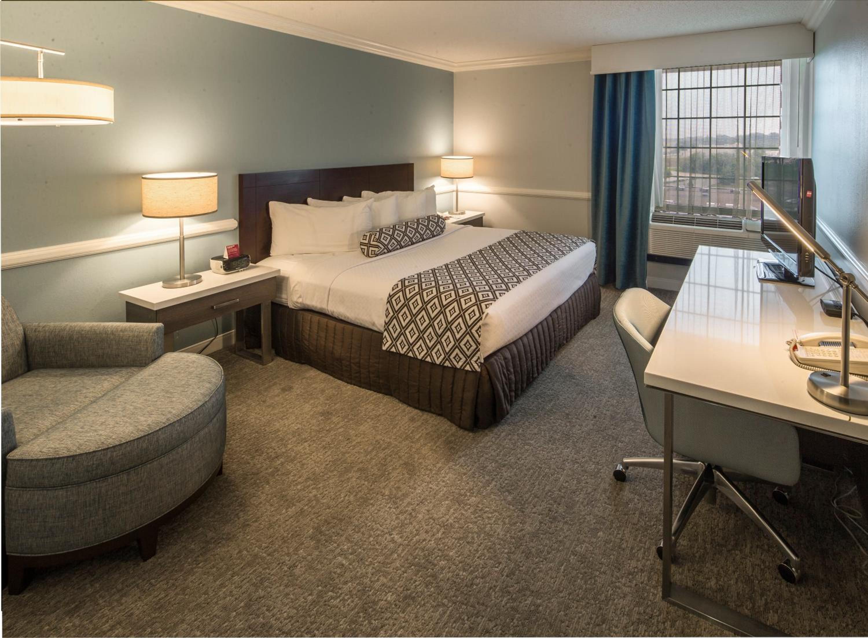 Premium King Room - Photo 2