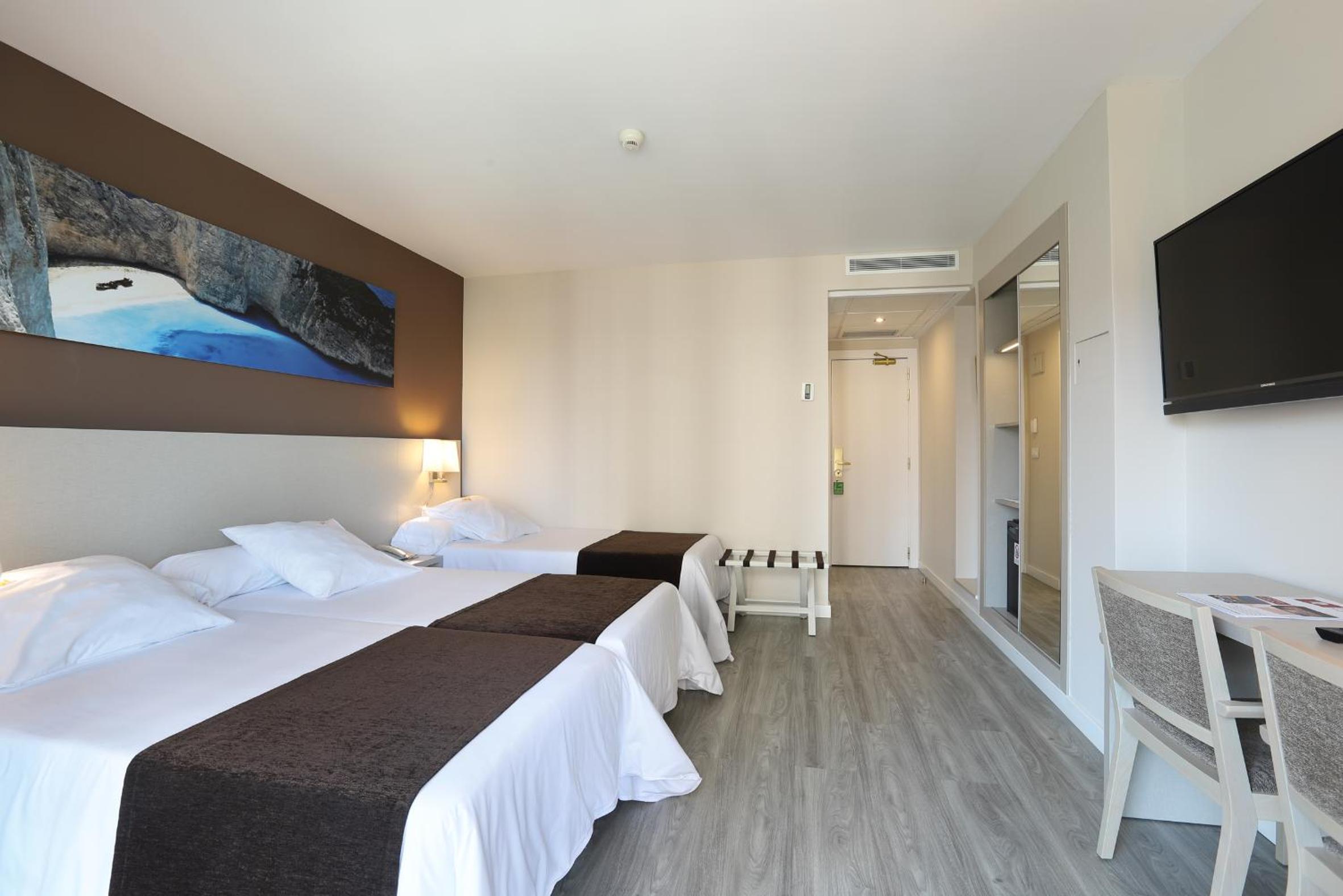 Double or Twin Room (2 Adults + 1 Child) - Photo 3