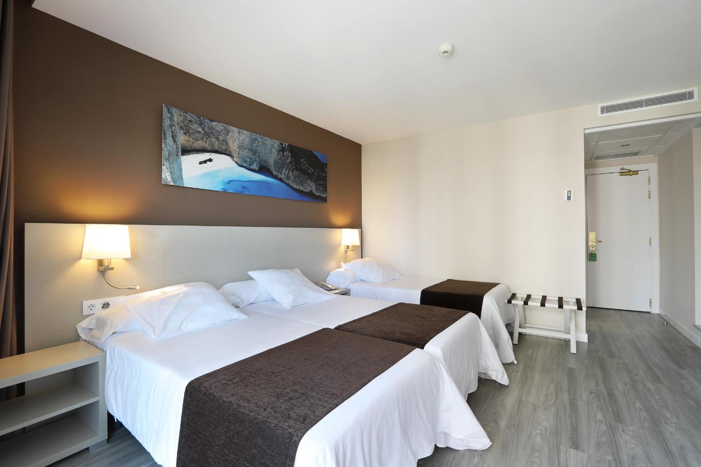 Double or Twin Room (2 Adults + 1 Child) - Photo 4