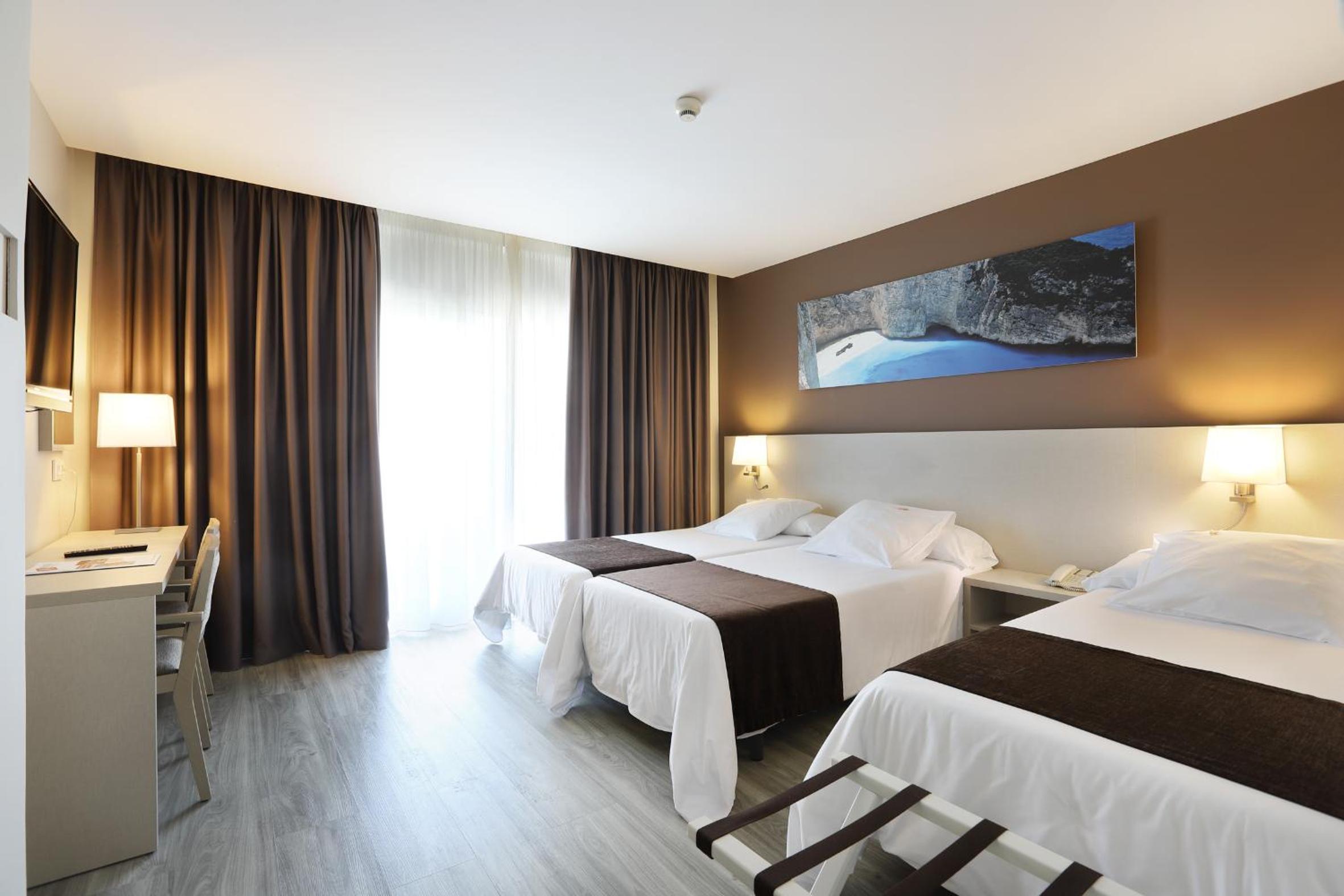 Double or Twin Room (2 Adults + 1 Child) - Photo 1