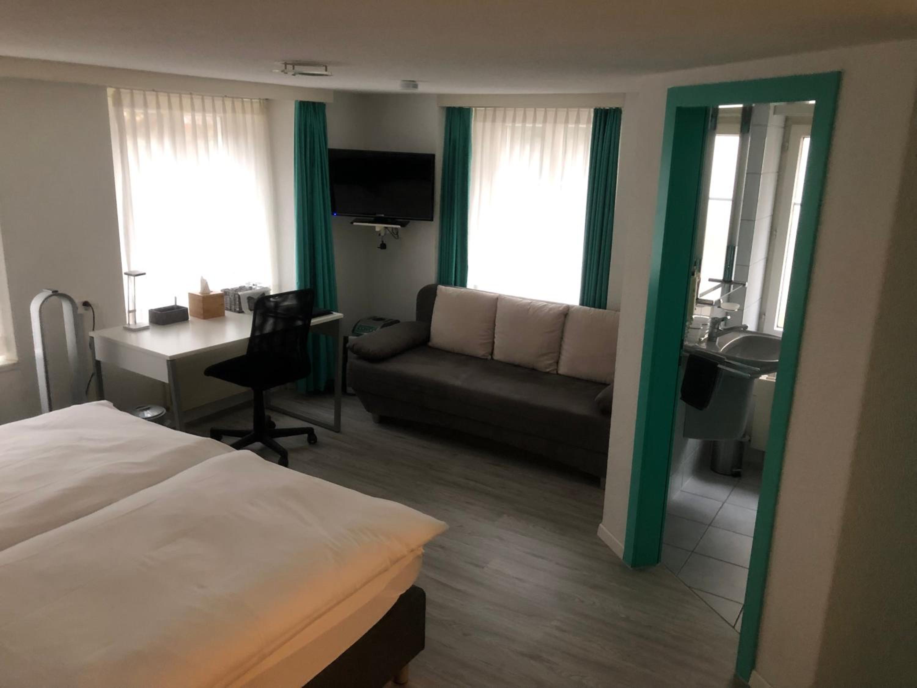 Deluxe Double or Twin Room - Photo 8