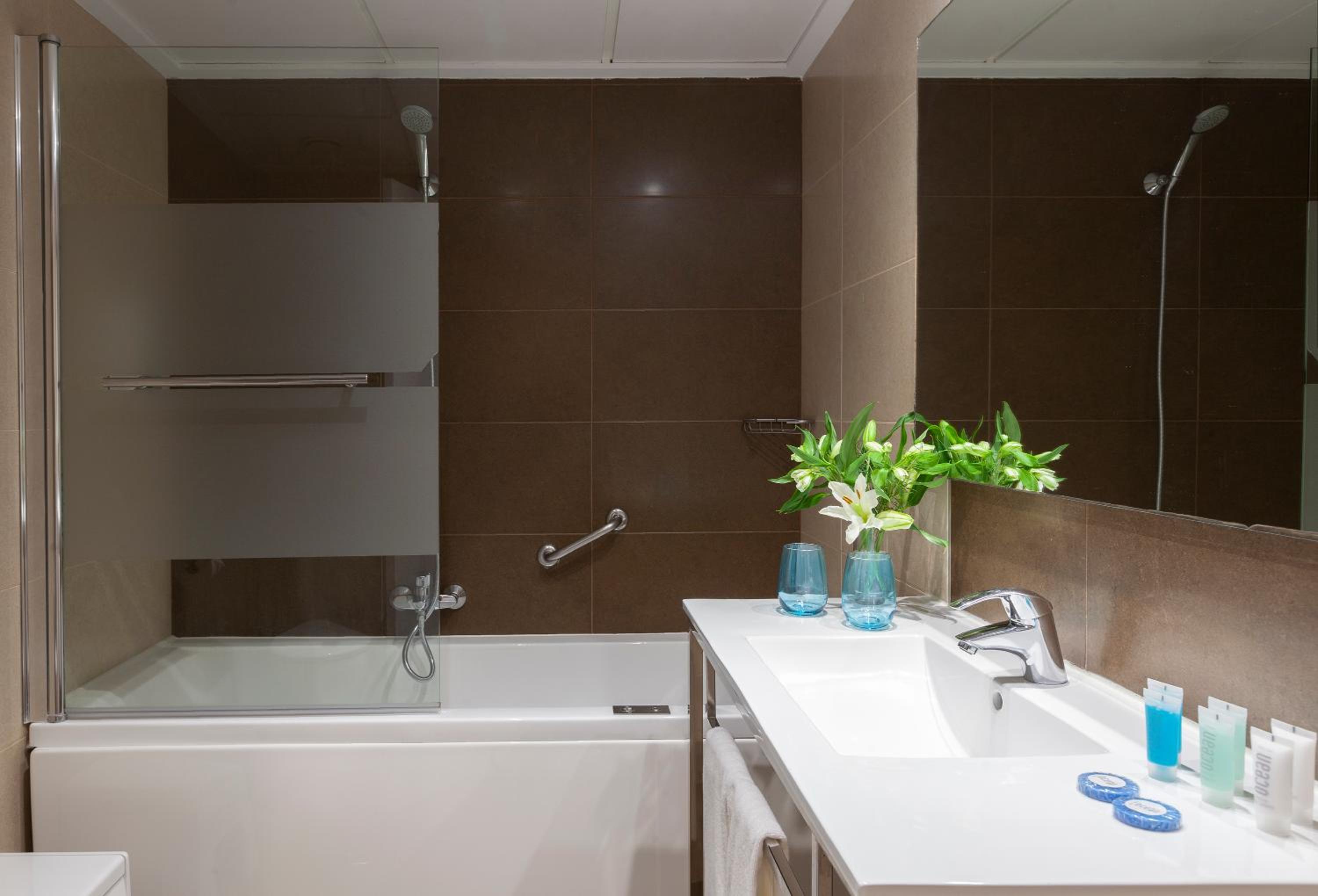 Double or Twin Room (2 Adults + 1 Child) - Photo 2
