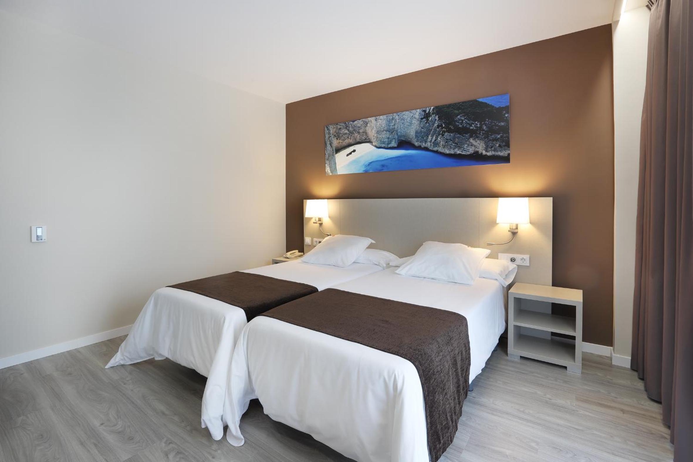 Twin Room - Disability Access - Photo 4