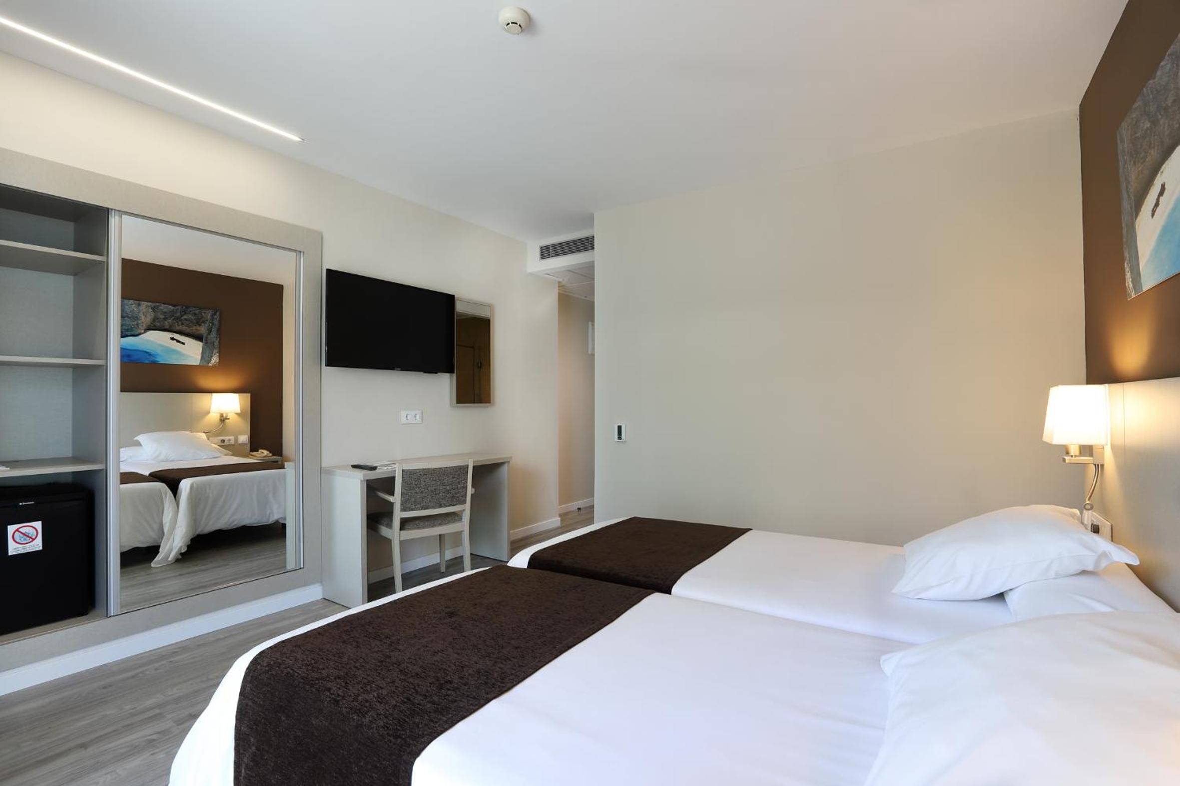 Twin Room - Disability Access - Photo 3