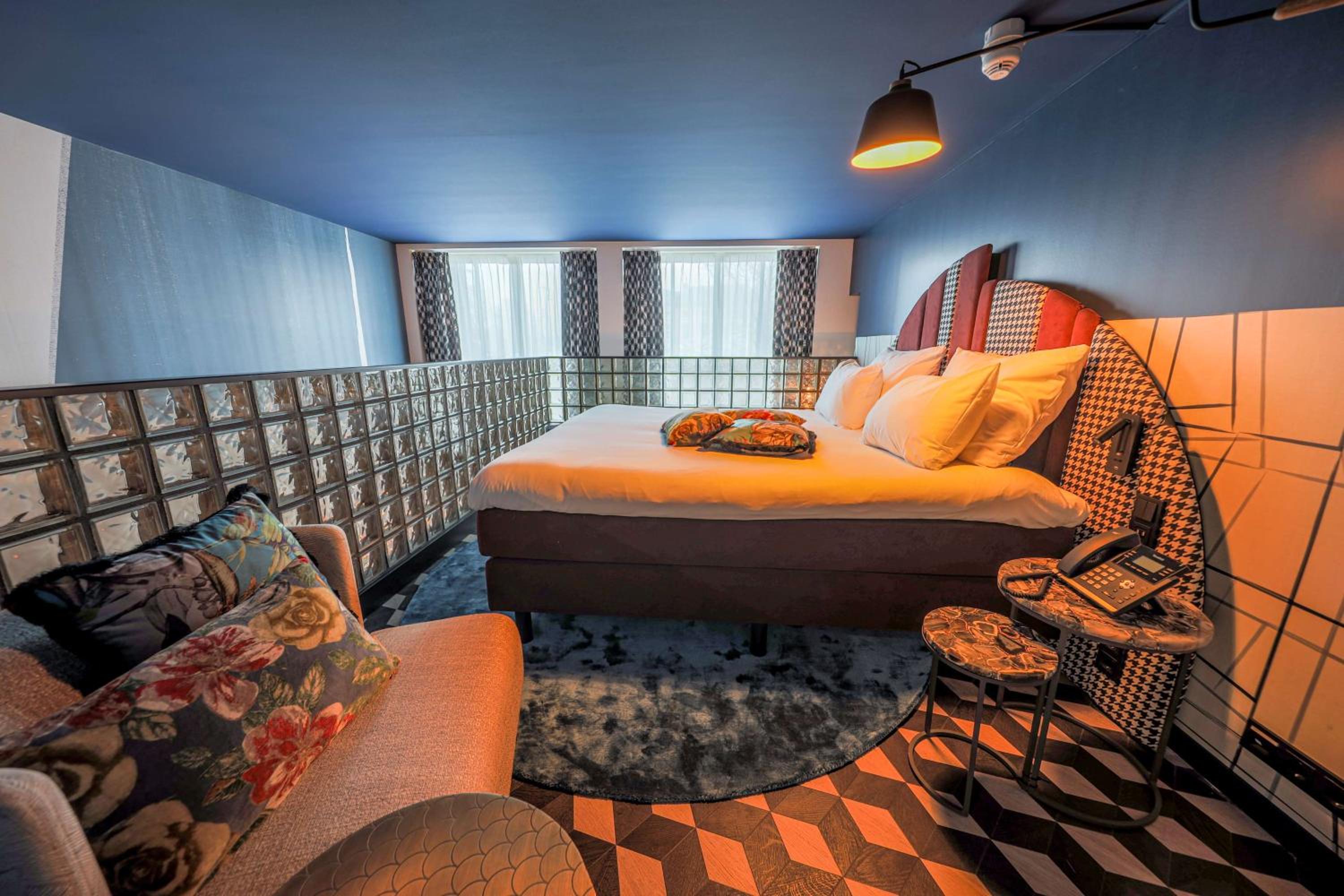 The Royal Loft with City Spa Access