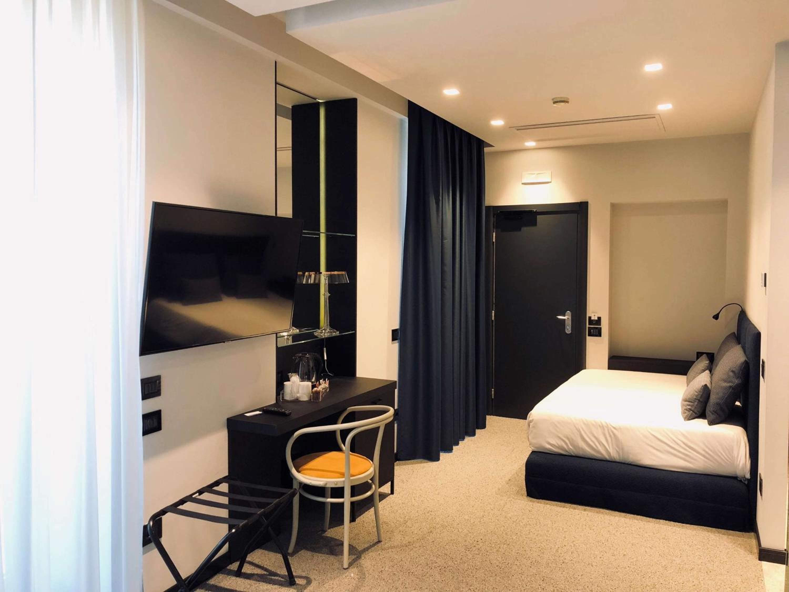 Junior Suite with King and Queen Bed - Terrace - Photo 5