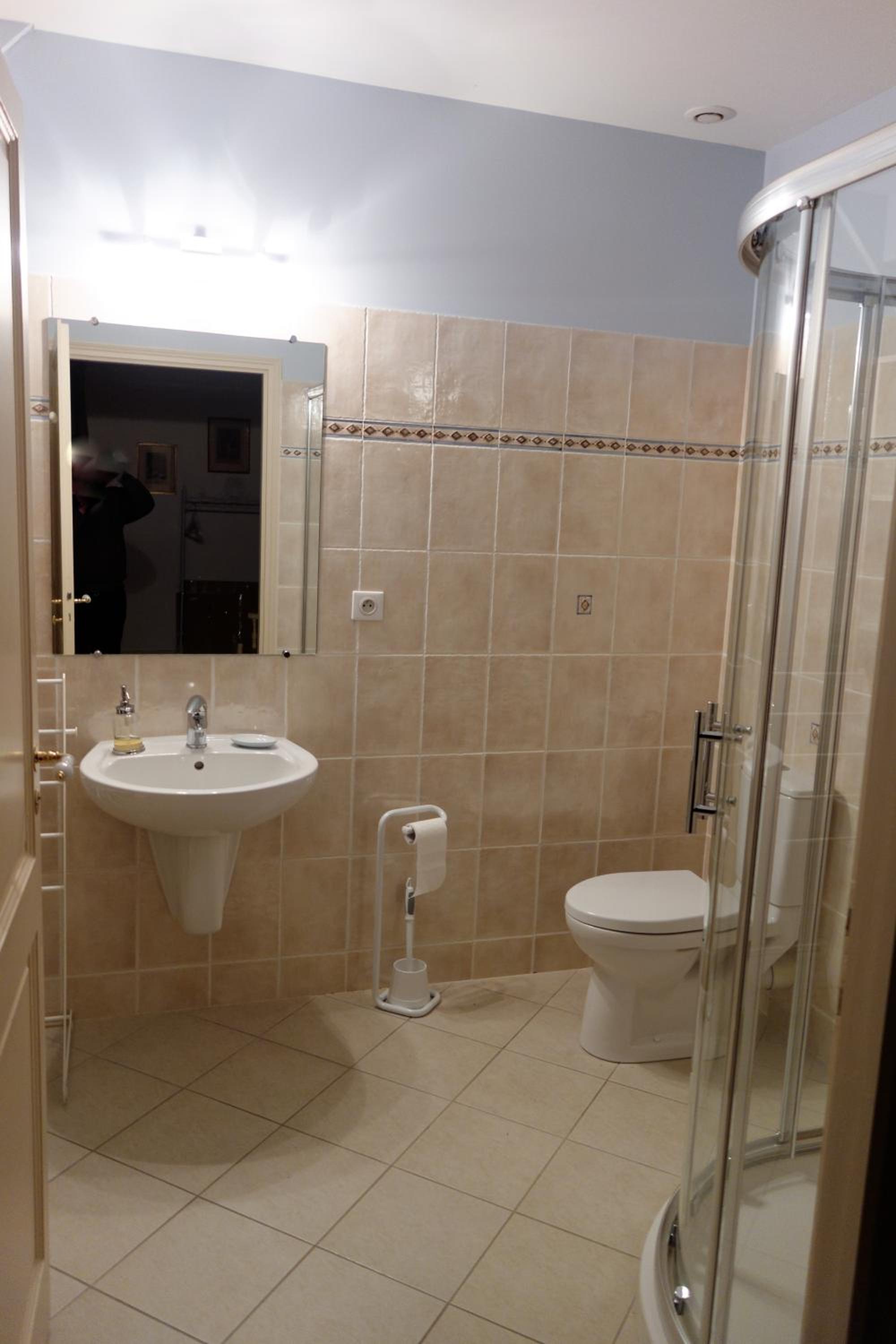 Family Room with Private Bathroom photo 2