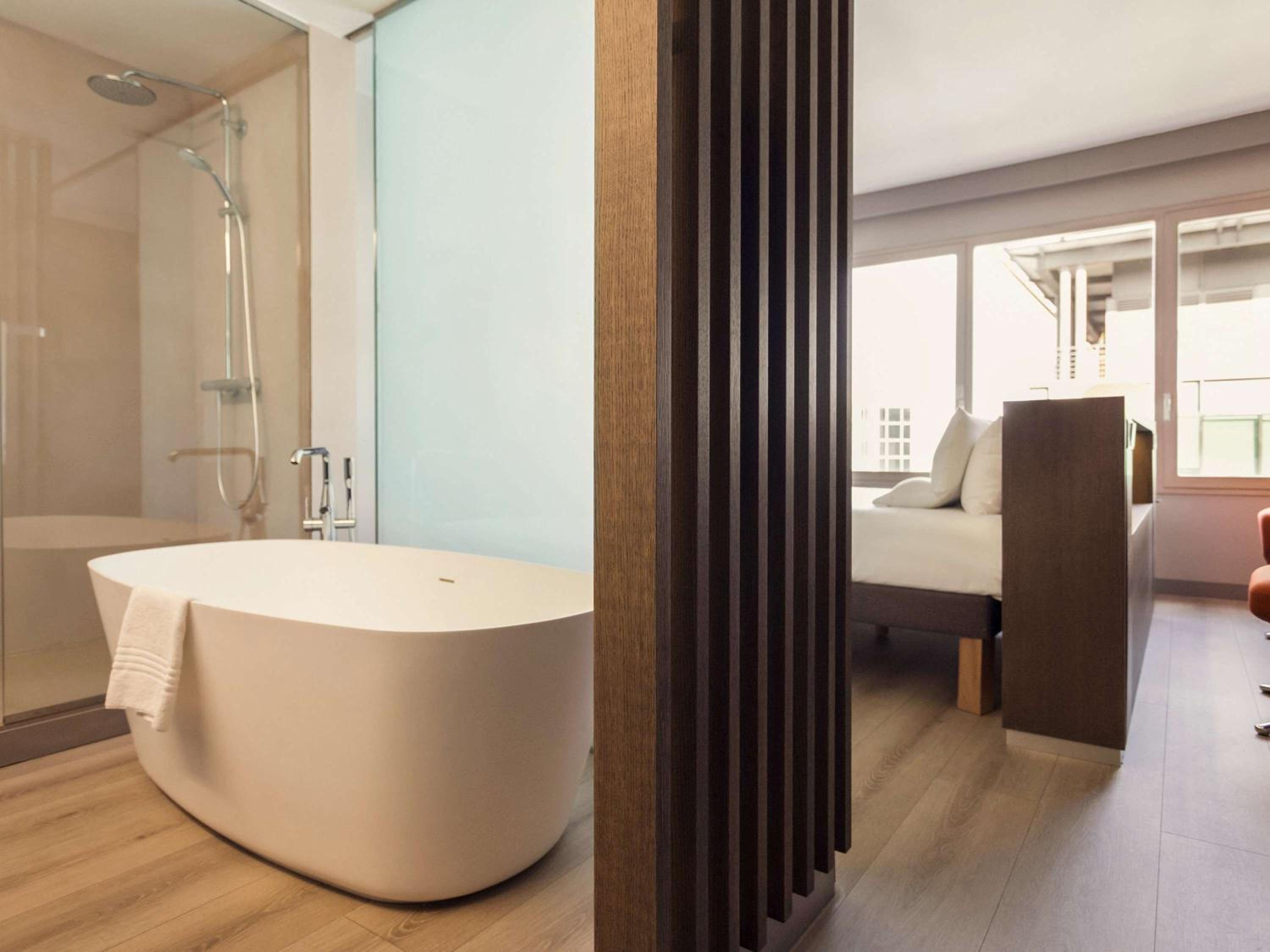 Junior Queen Suite - Plaza Building - Photo 9