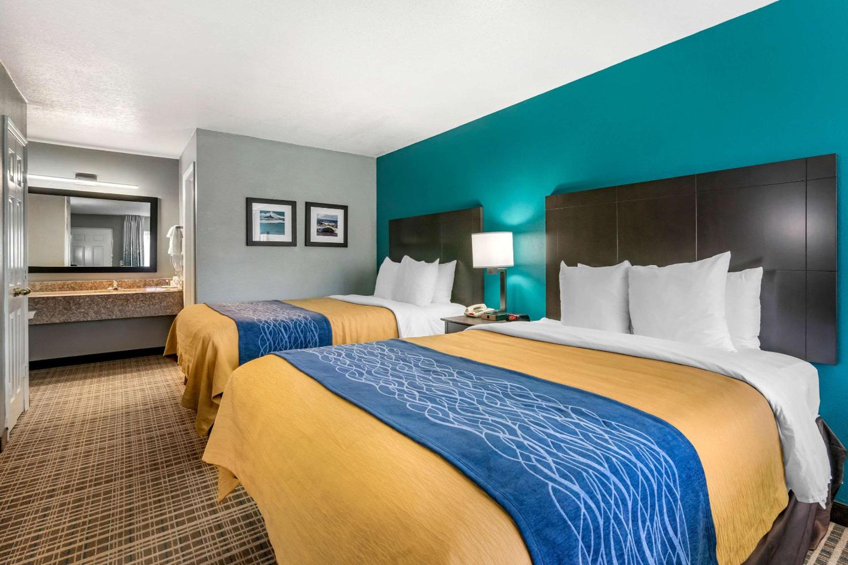 Queen Room with Two Queen Beds - Non-Smoking - Photo 7